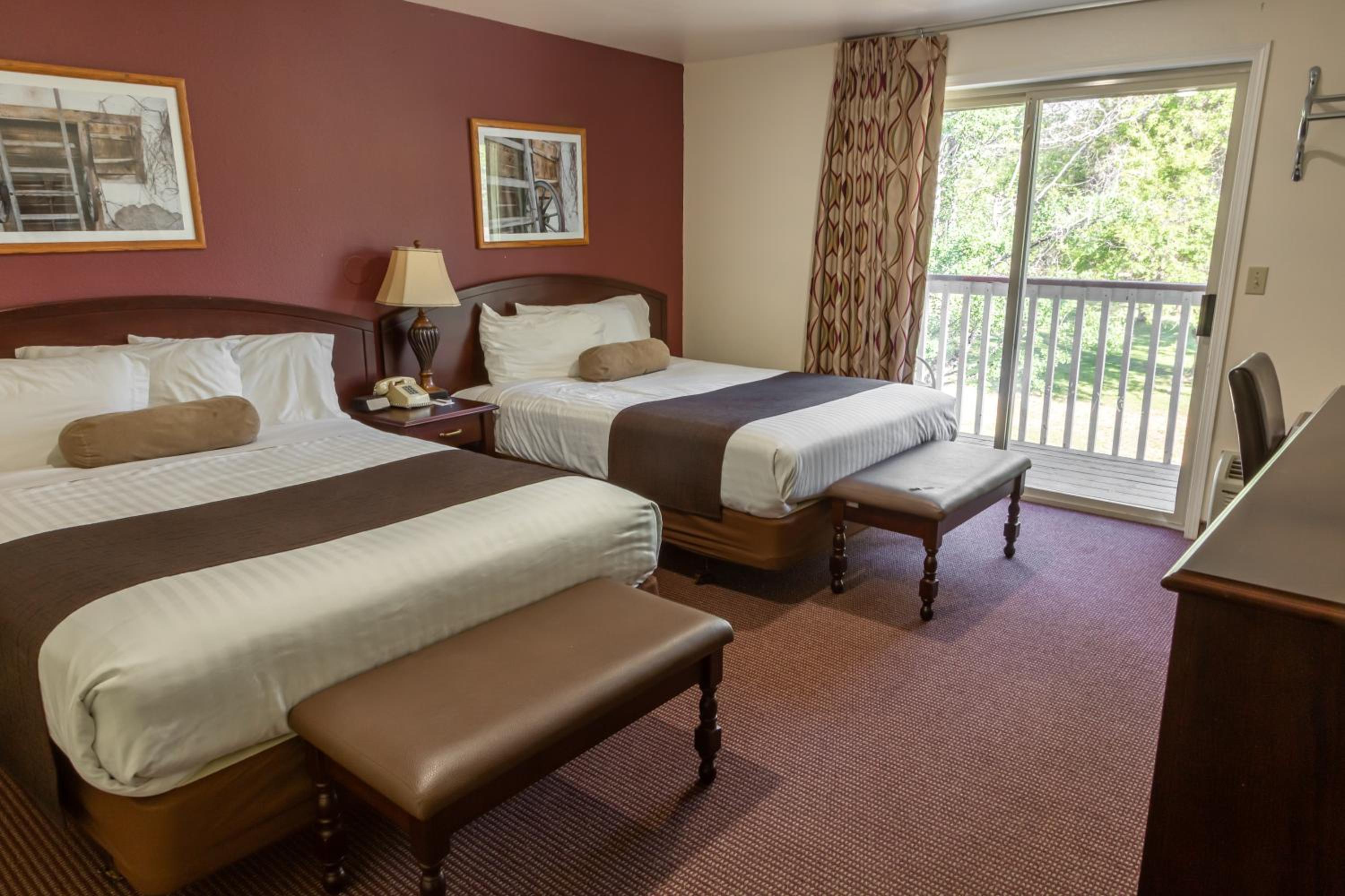 Deluxe Room with Two Queen Beds photo 1