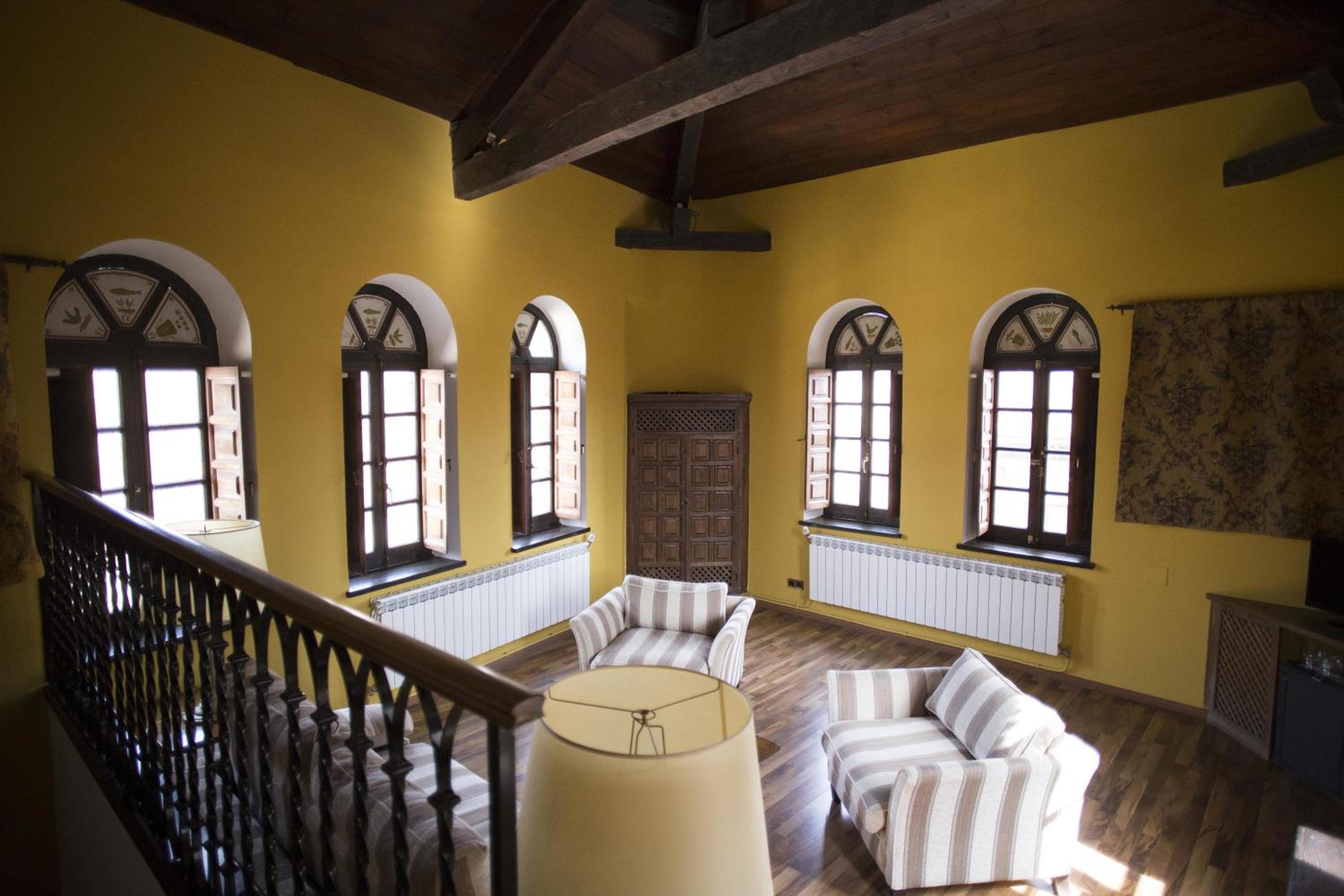 Suite - Photo 11