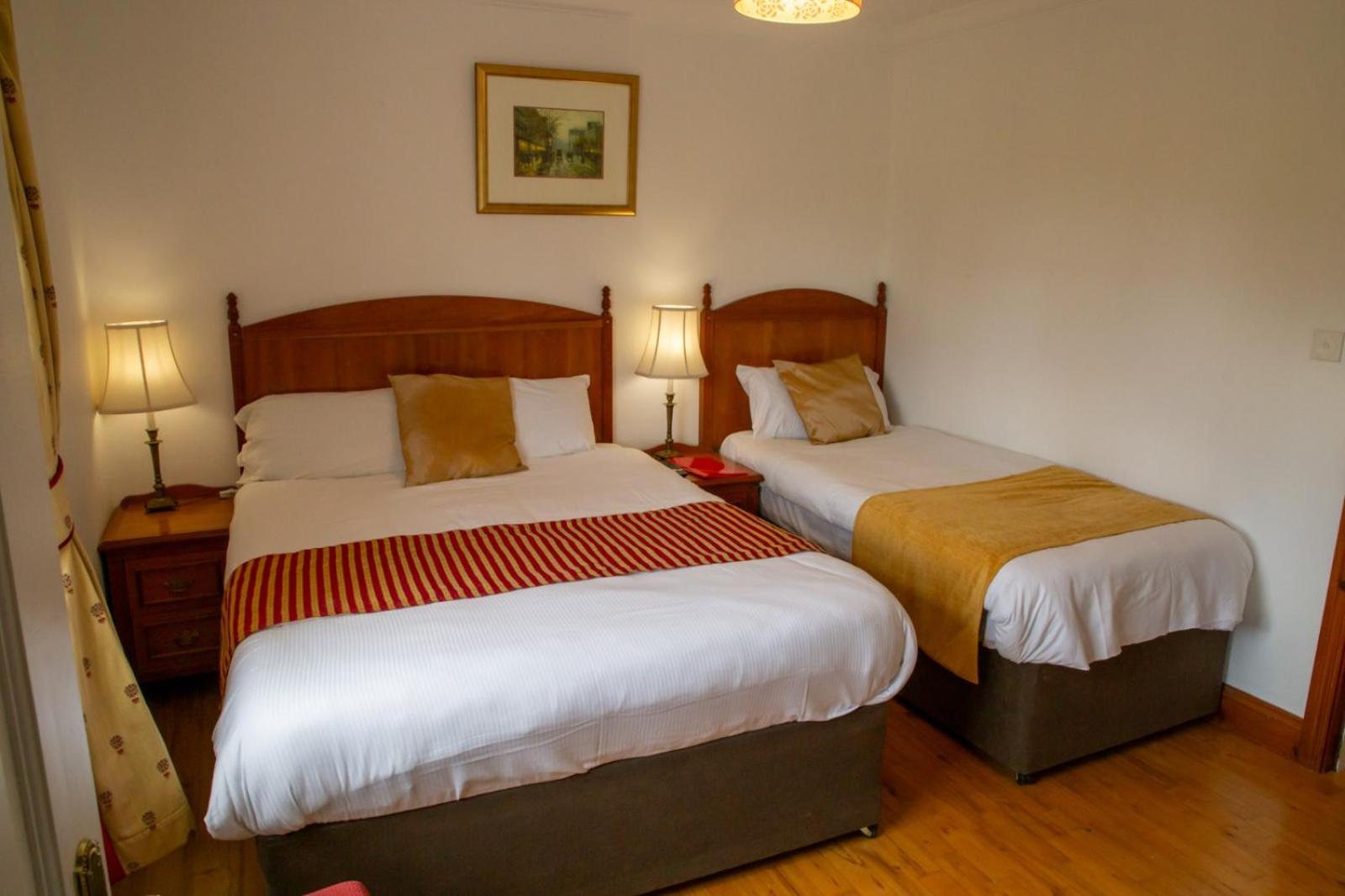 Double or Twin Room with Private Bathroom - Photo 1