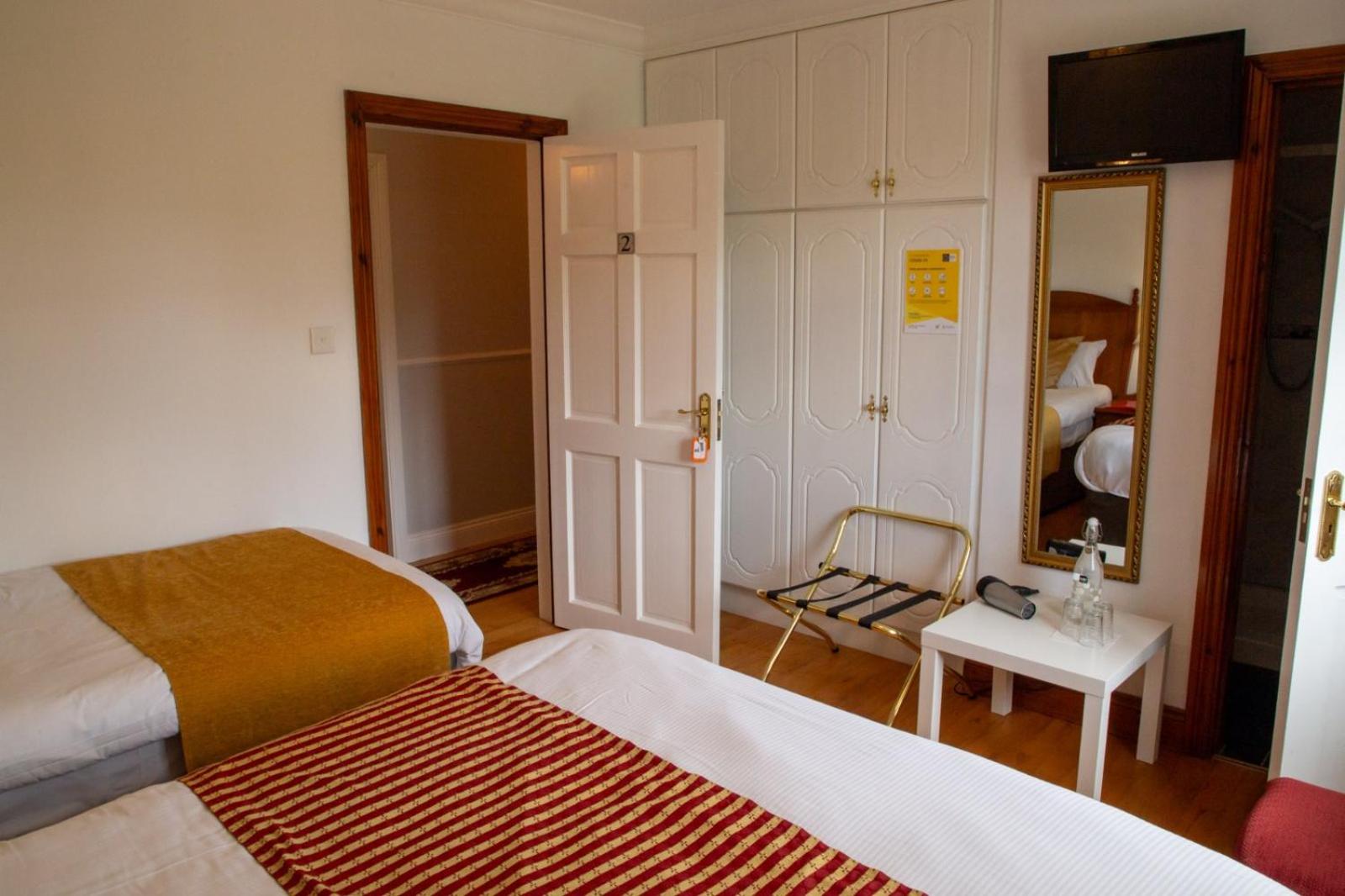 Double or Twin Room with Private Bathroom - Photo 3