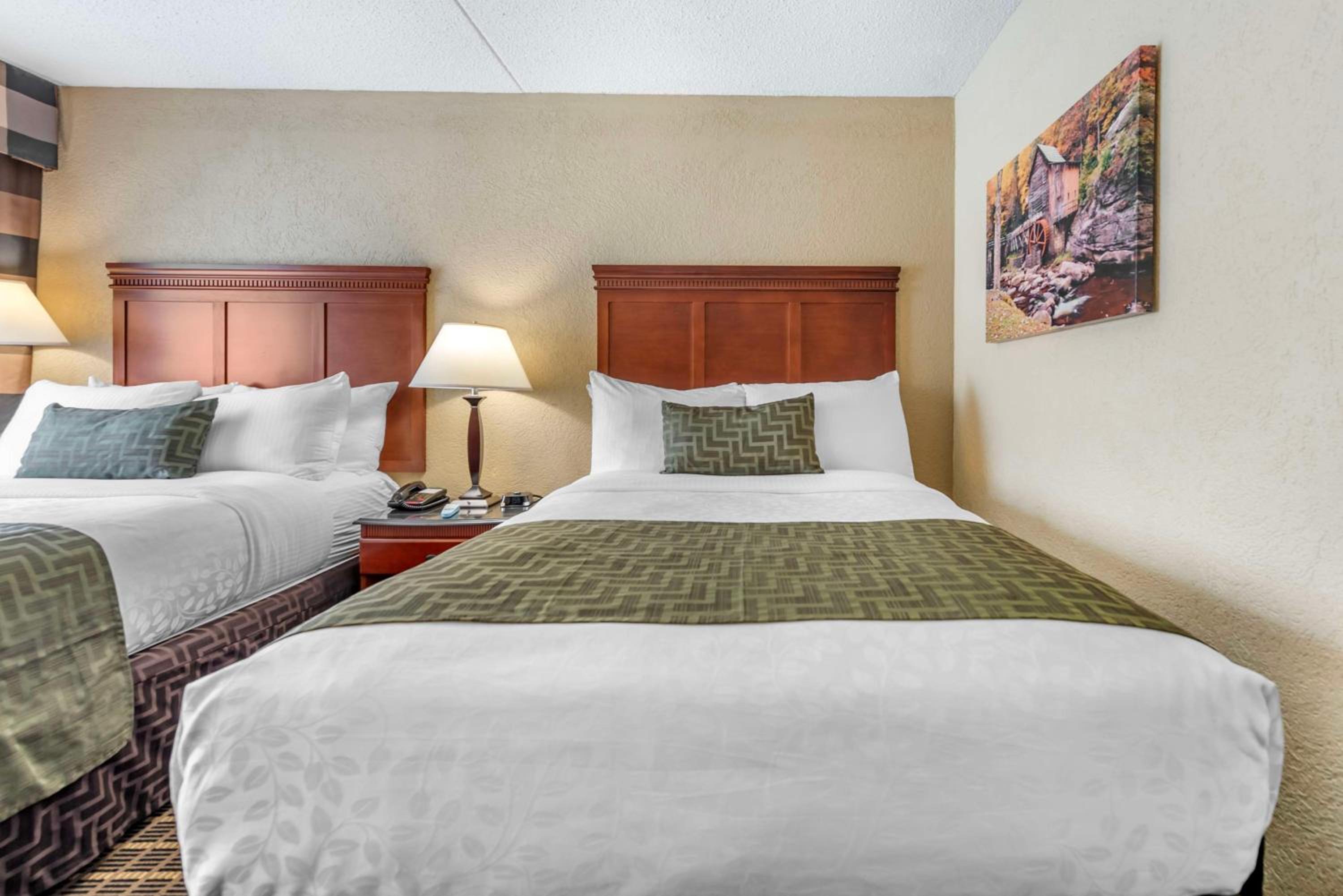 Queen Room with Two Queen Beds - Non-Smoking - Photo 1