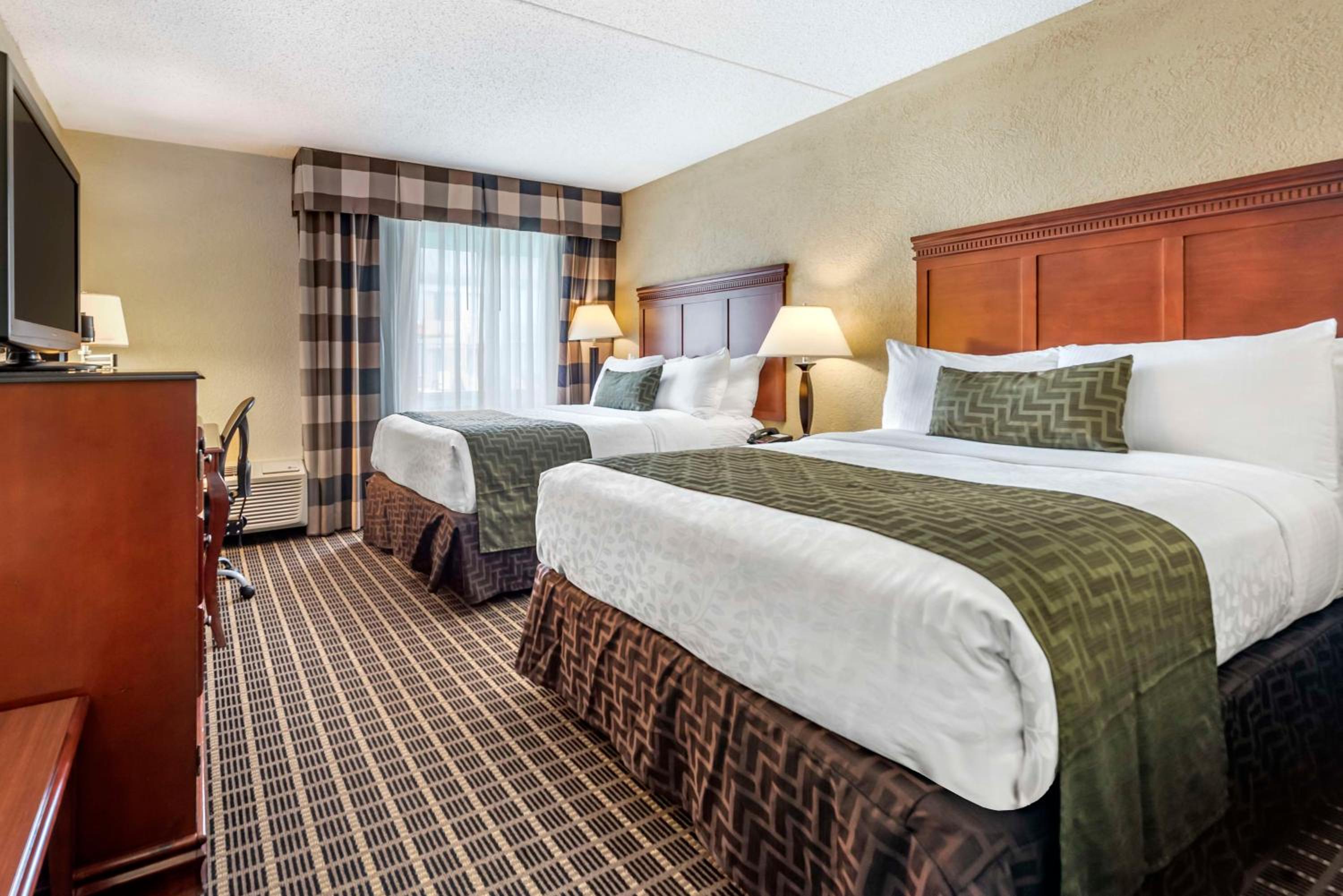 Queen Room with Two Queen Beds - Non-Smoking - Photo 2