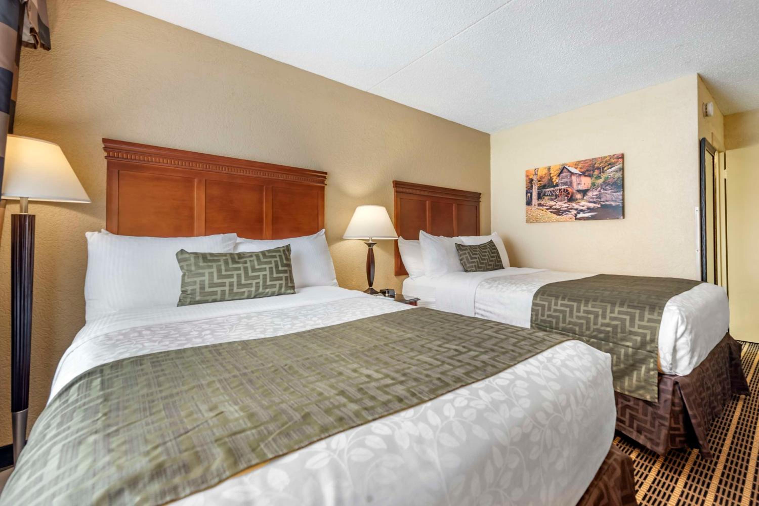 Queen Room with Two Queen Beds - Non-Smoking - Photo 3