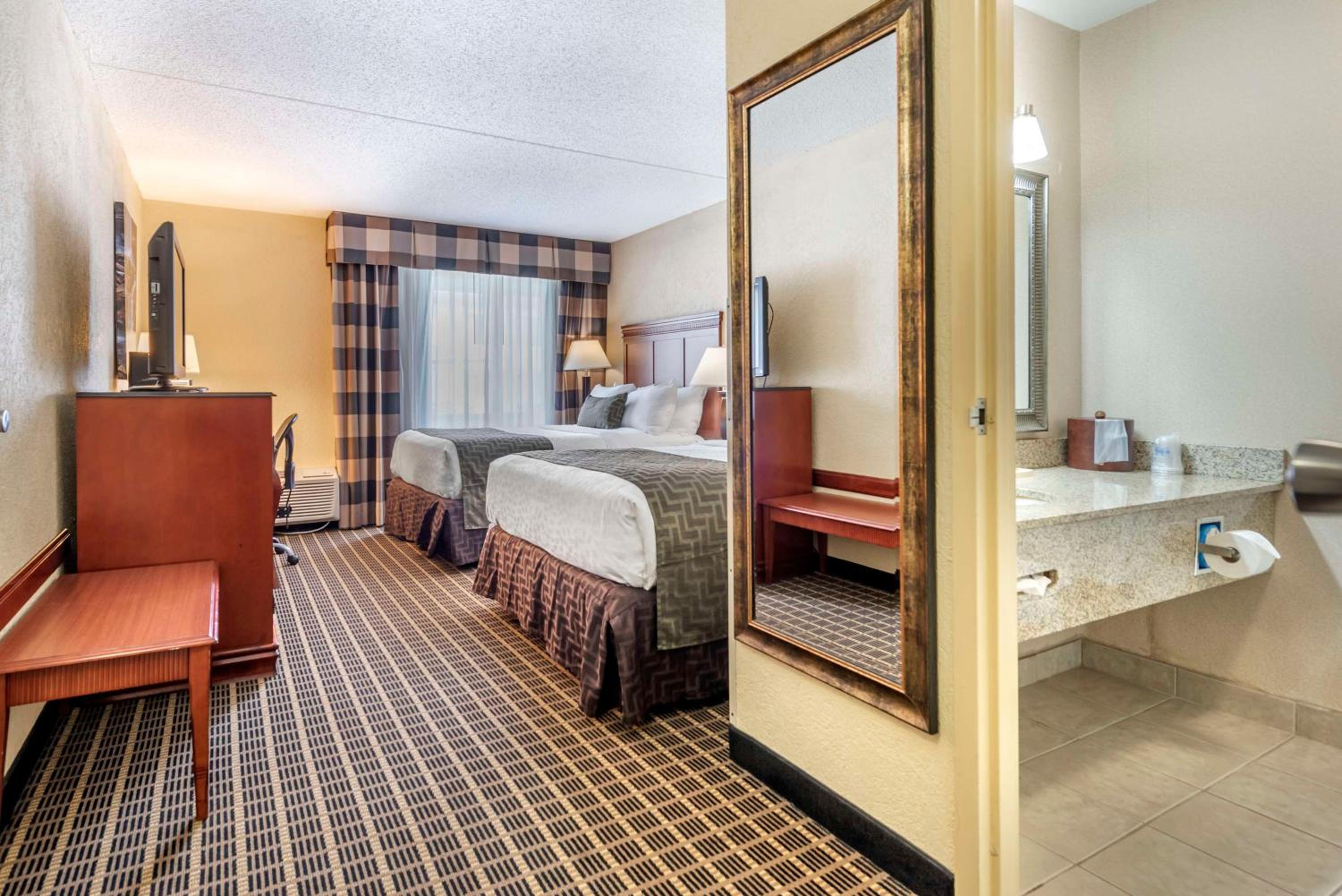 Queen Room with Two Queen Beds - Non-Smoking - Photo 4