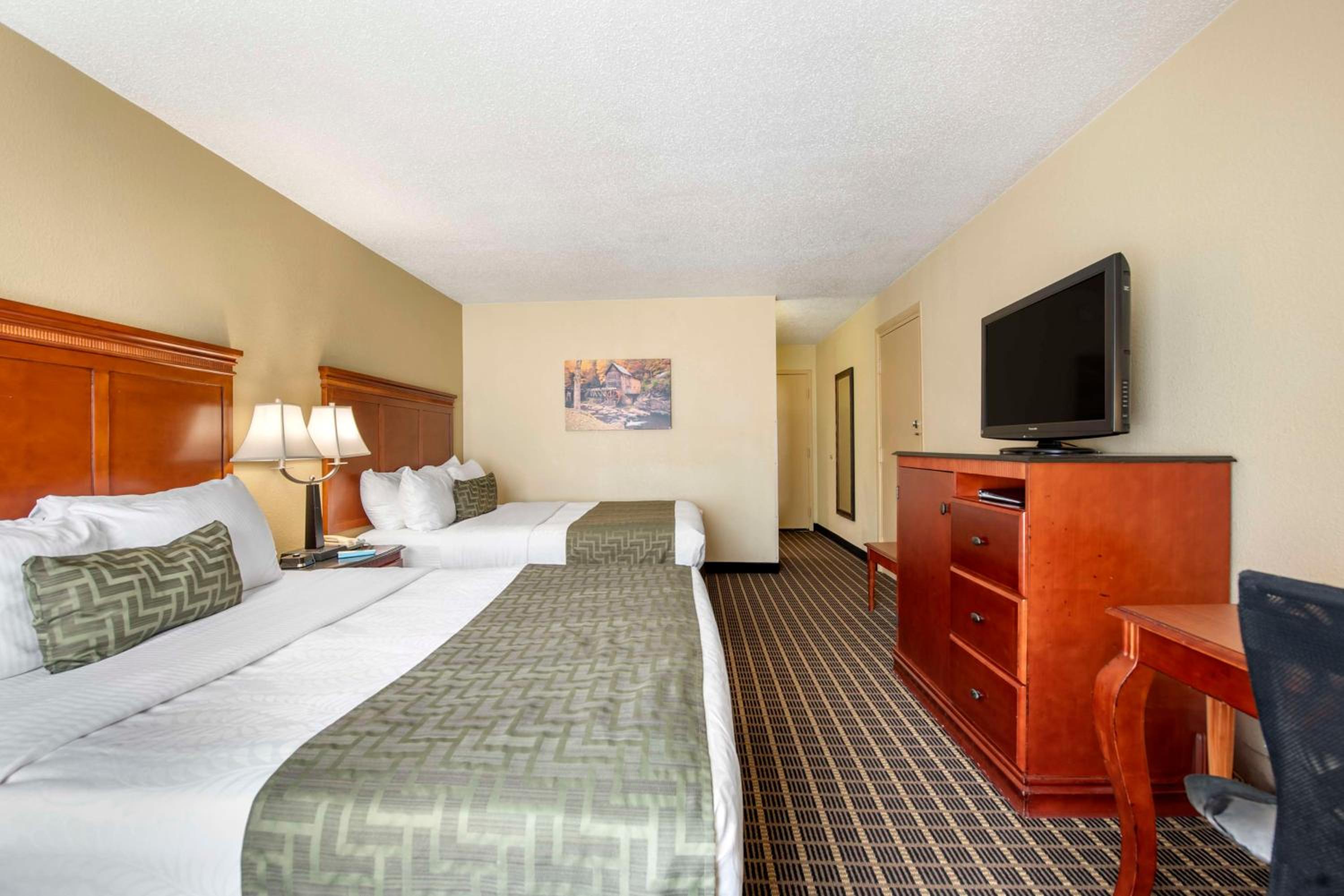 Queen Room with Two Queen Beds - Non-Smoking - Photo 5