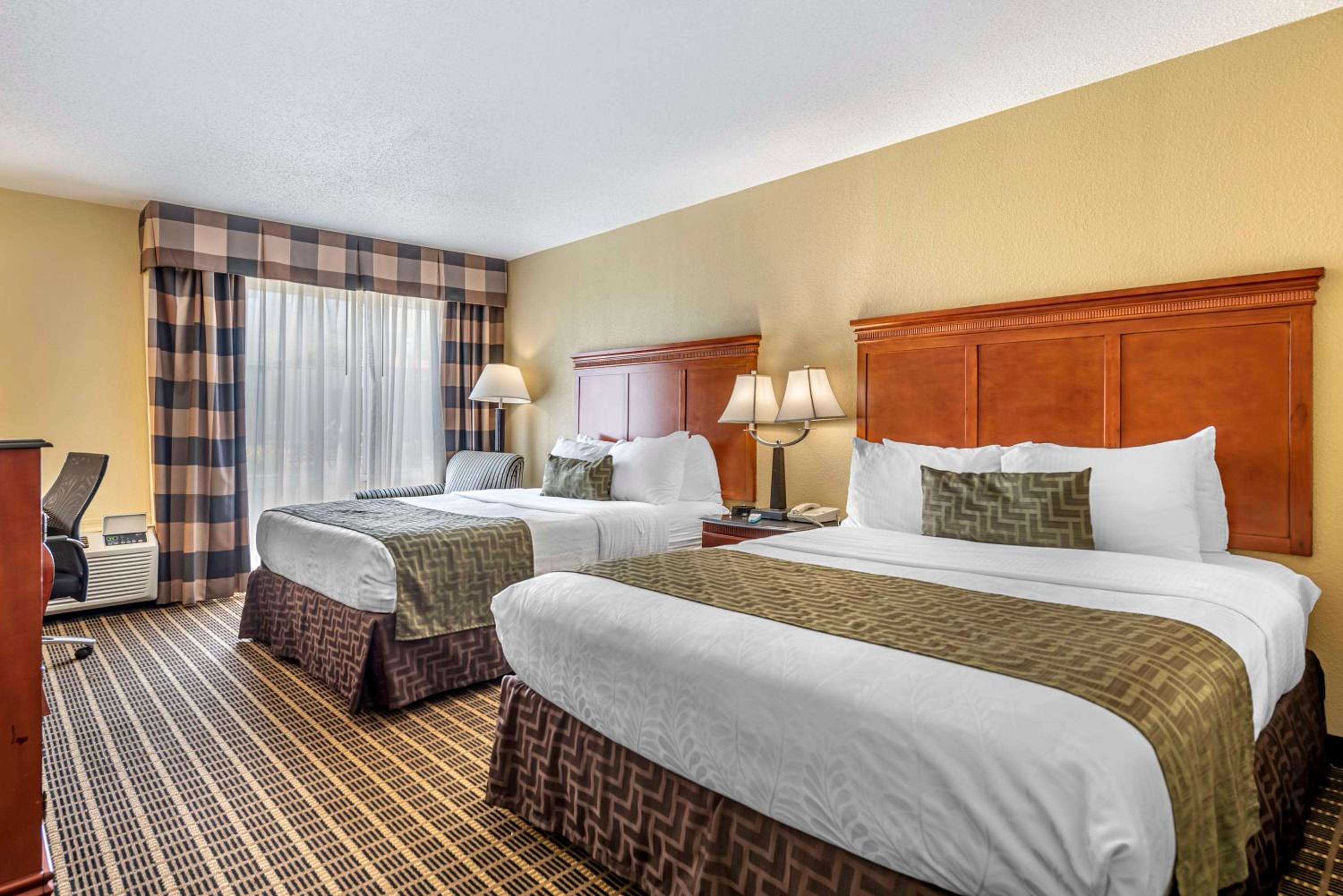 Queen Room with Two Queen Beds - Non-Smoking - Photo 6