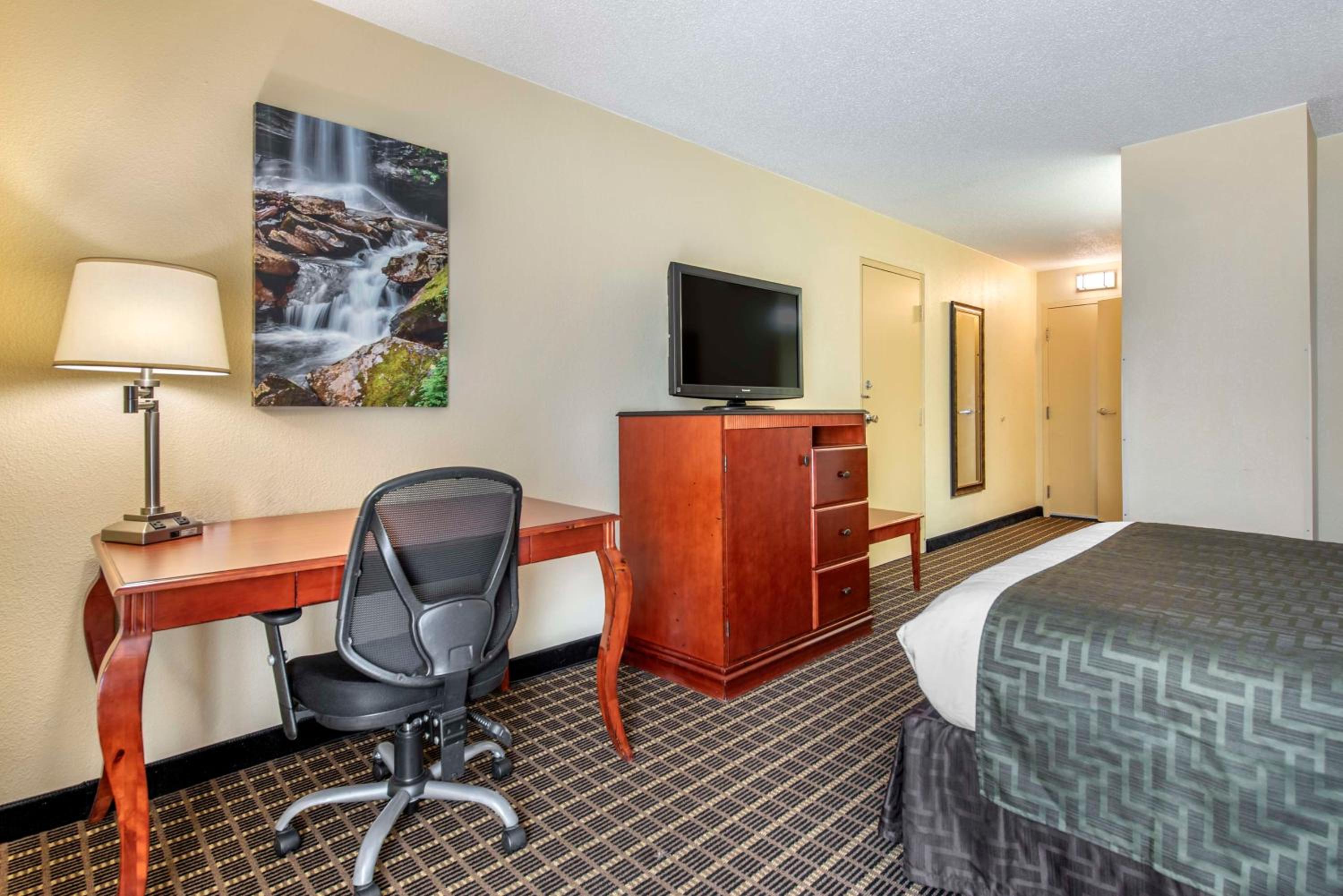Queen Room with Bath Tub - Disability Access/Non-Smoking  - Photo 4