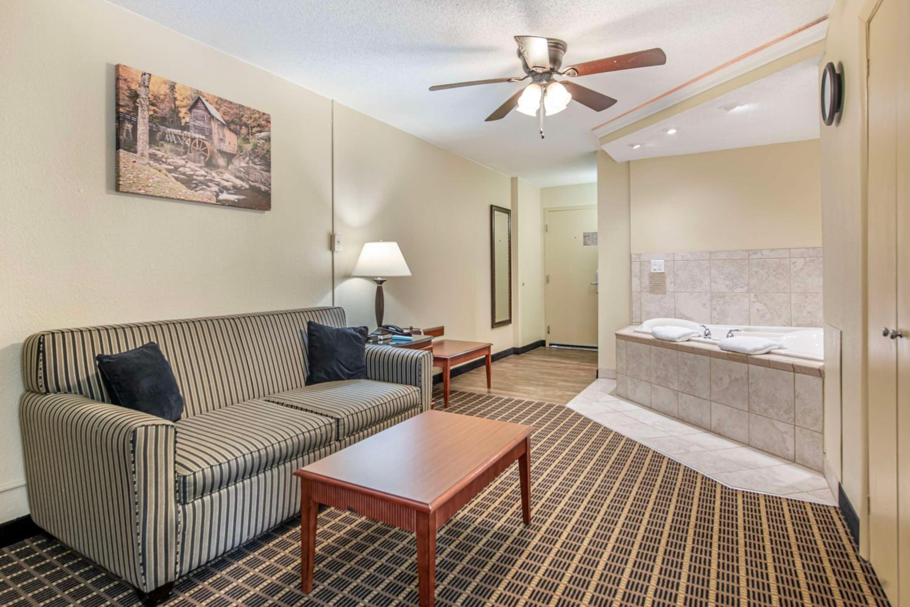 King Suite with Sofa Bed and Hot Tub photo 2