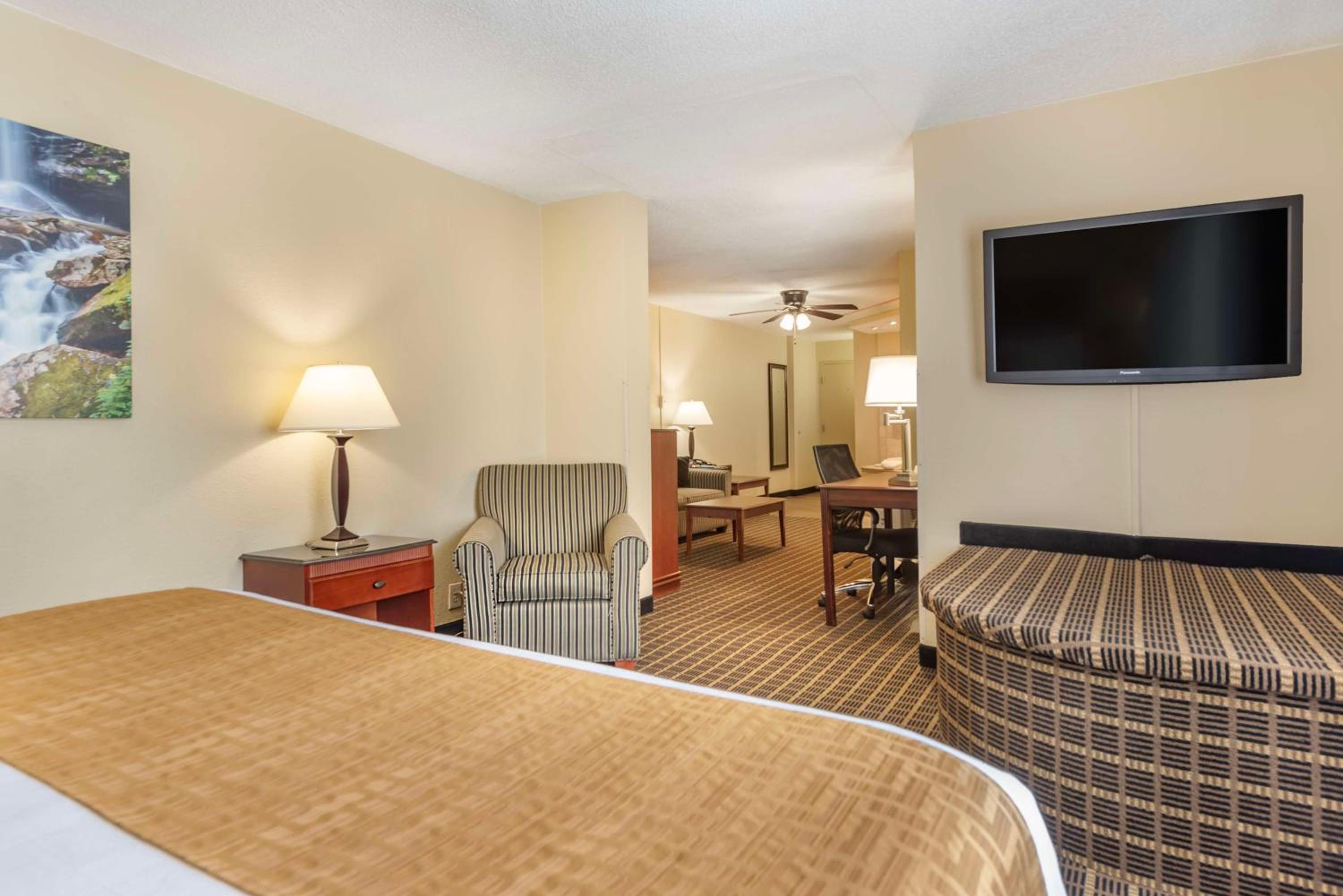 King Suite with Sofa Bed and Hot Tub photo 3