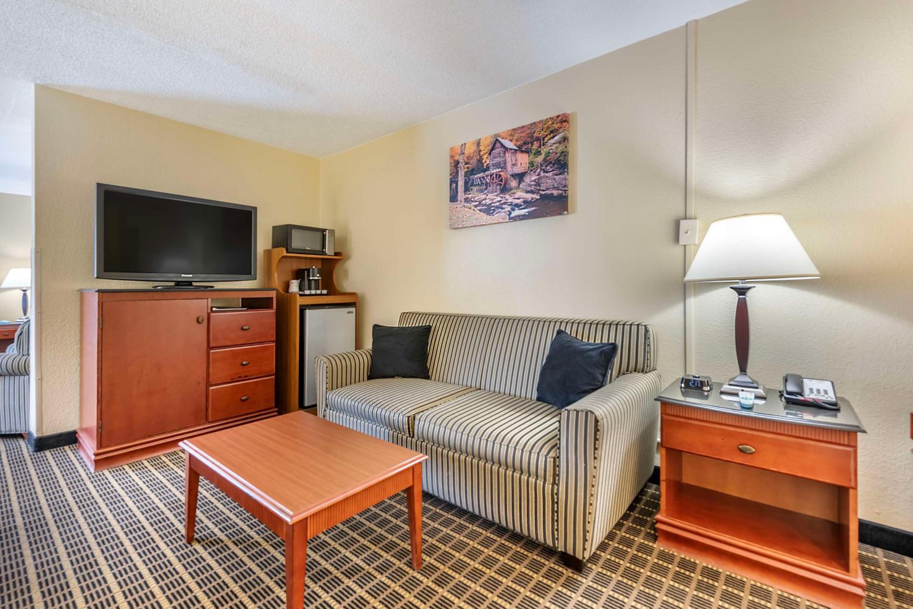 King Suite with Sofa Bed and Hot Tub photo 3