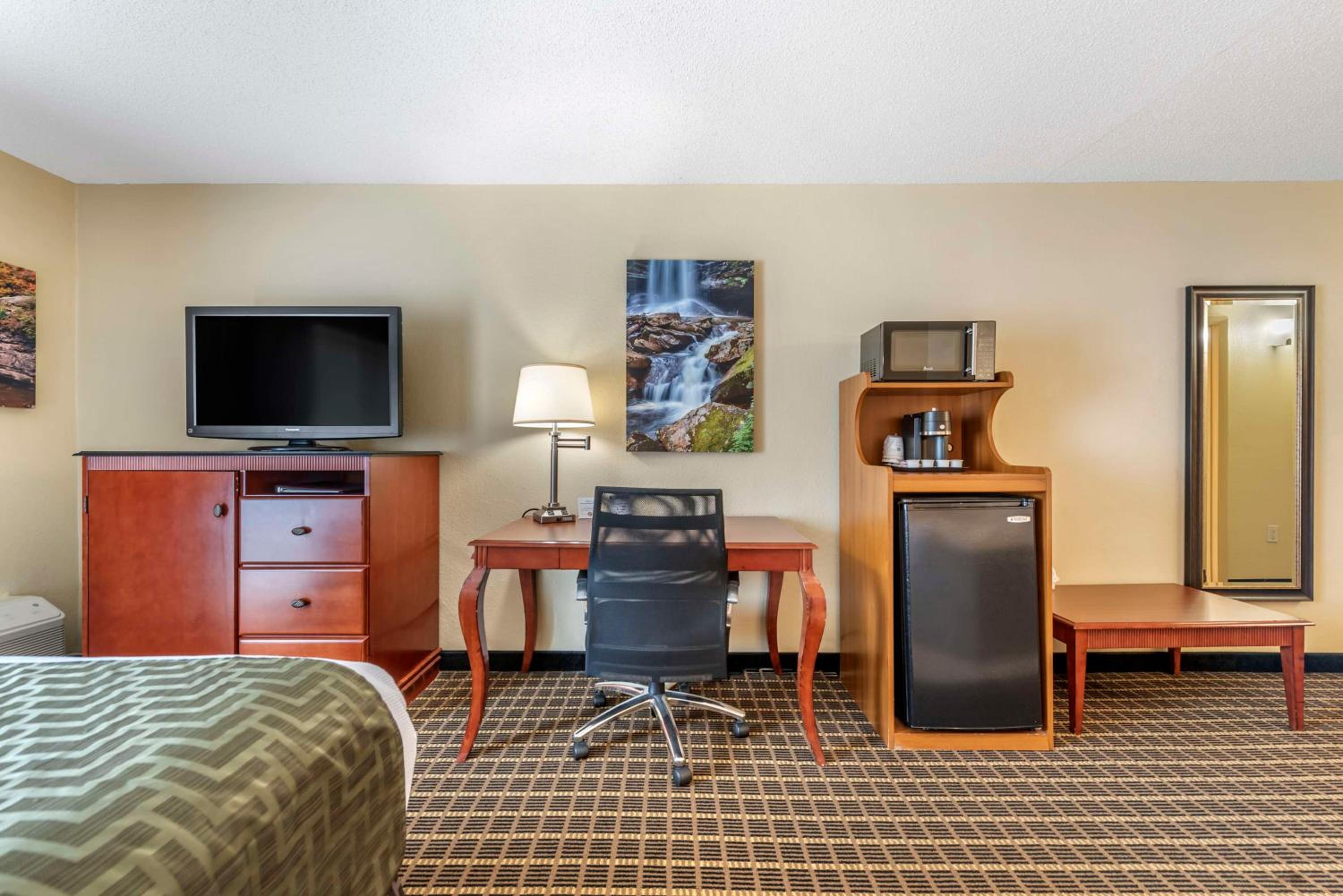 Queen Room with Bath Tub - Disability Access/Non-Smoking  - Photo 2