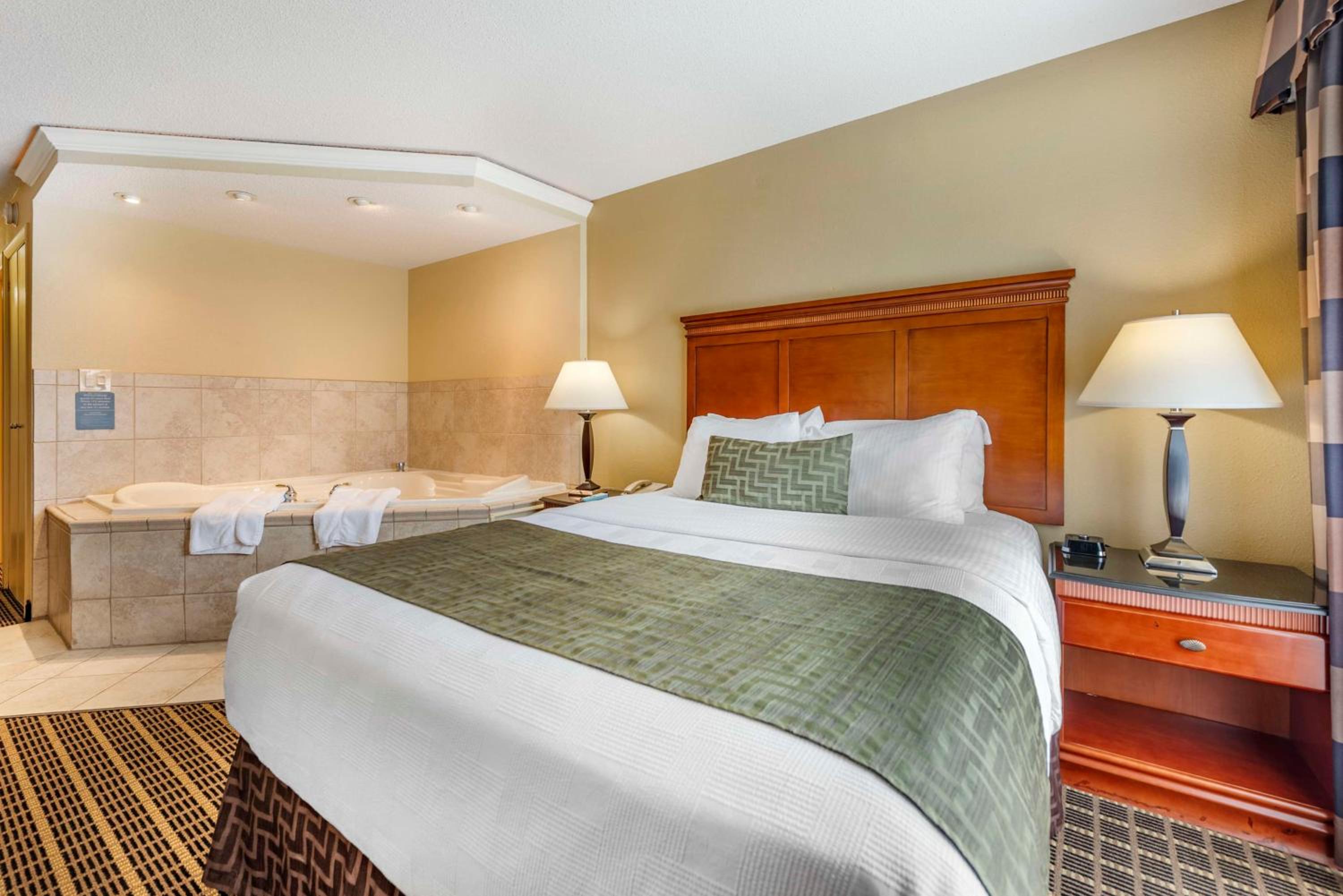 Queen Suite with Walk-In Shower and Jacuzzi - Pool View/Non-Smoking photo 2
