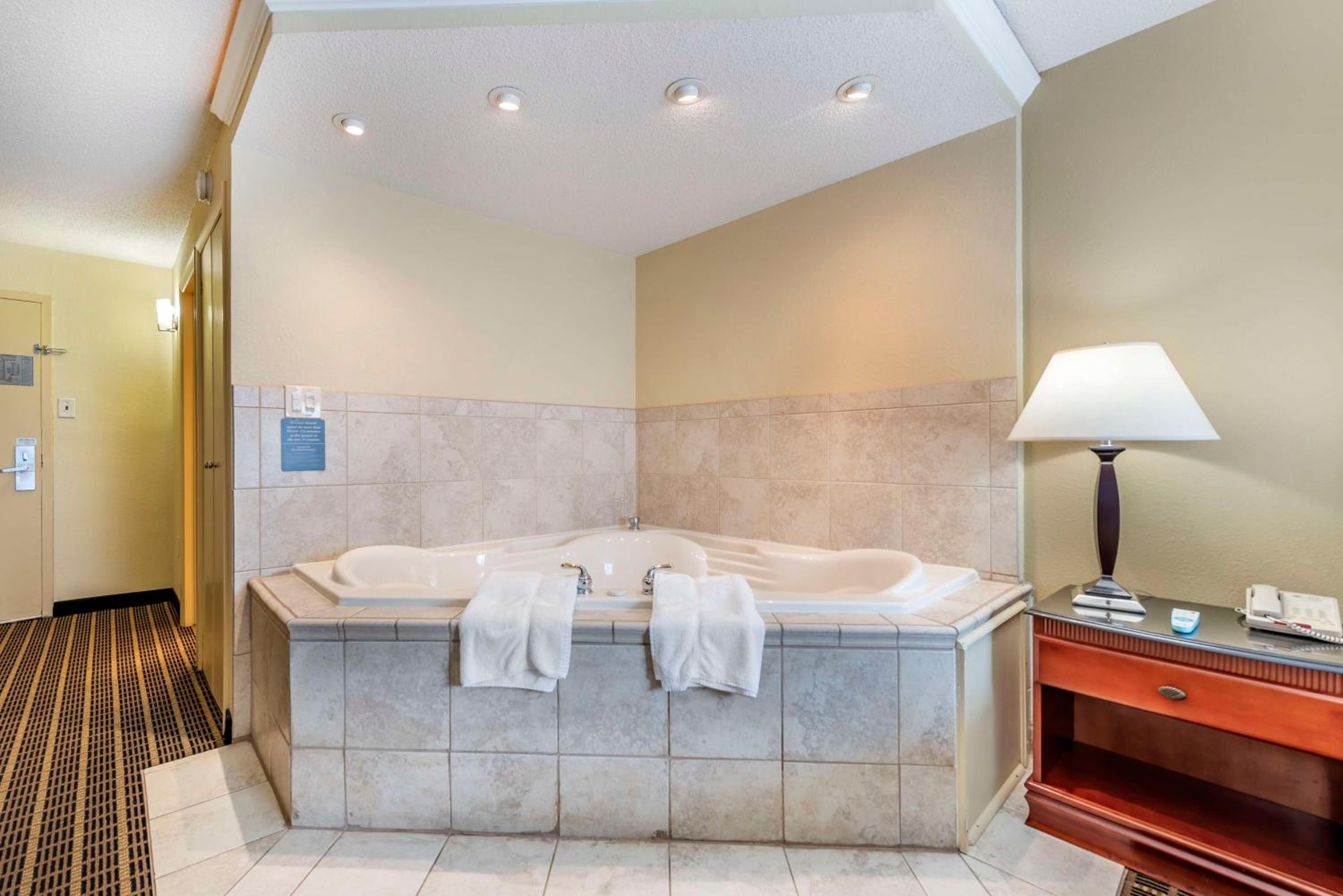 Queen Suite with Walk-In Shower and Jacuzzi - Pool View/Non-Smoking photo 3