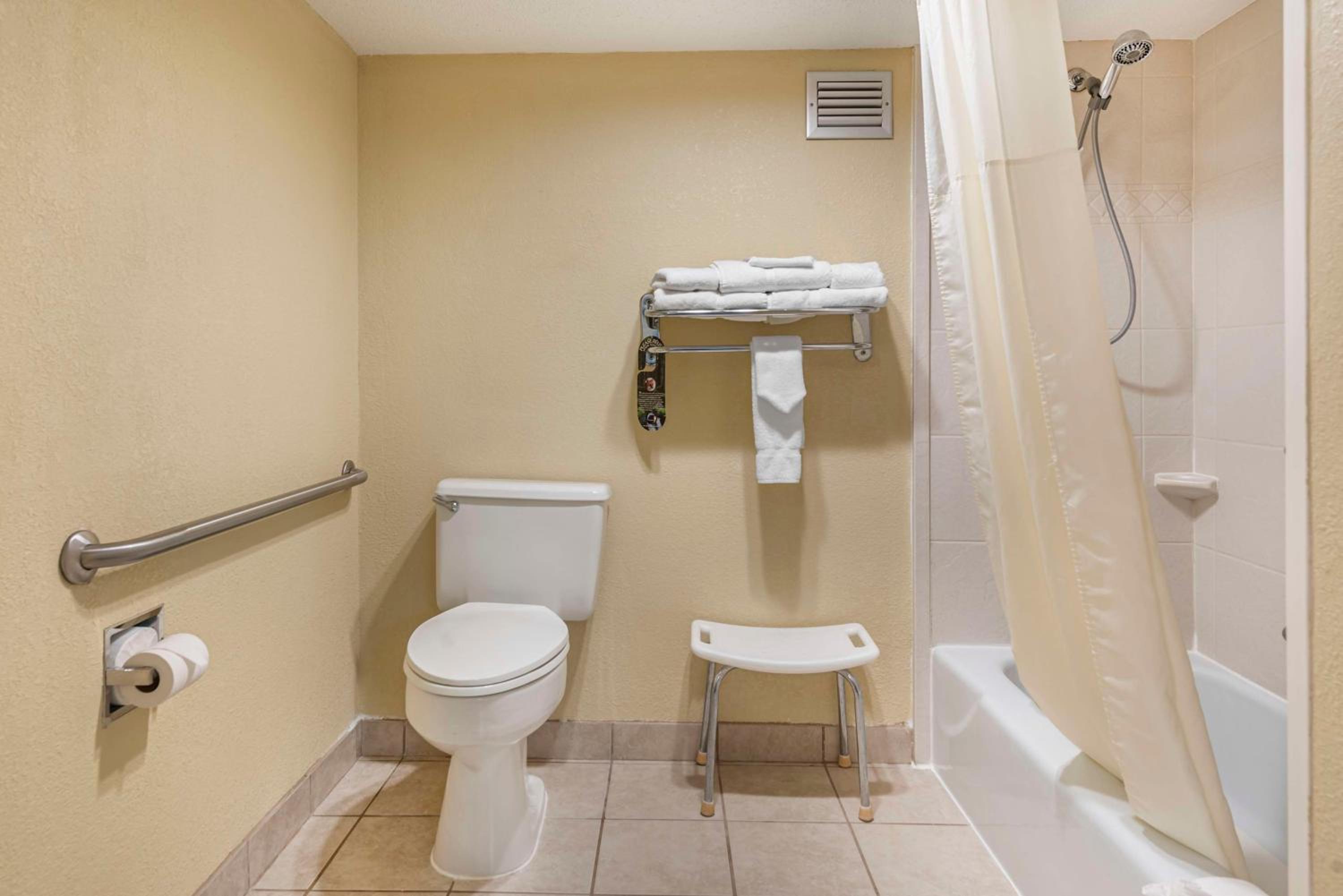 Queen Room with Bath Tub - Disability Access/Non-Smoking  - Photo 5