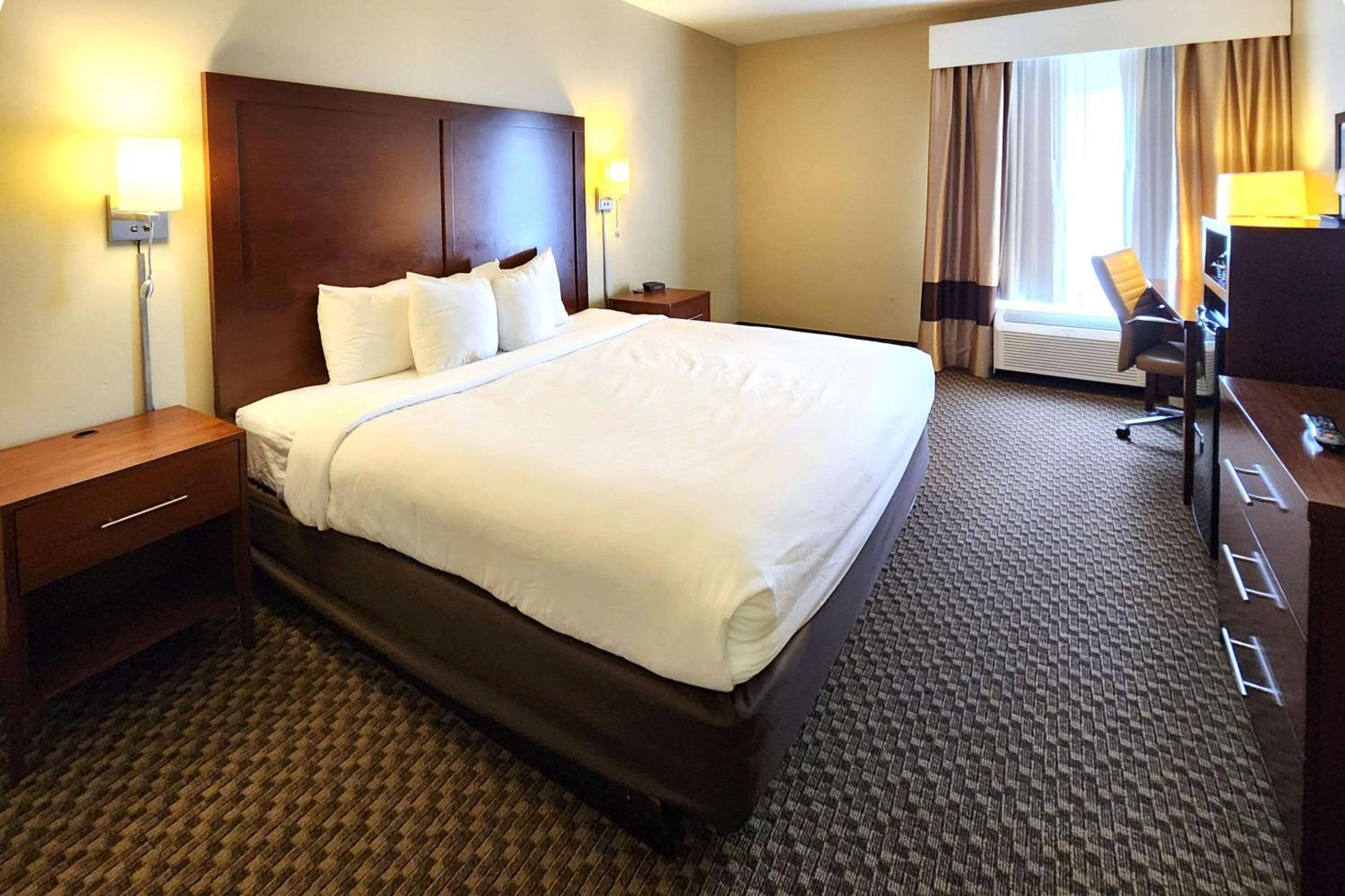 King Room - Non-Smoking - Photo 6
