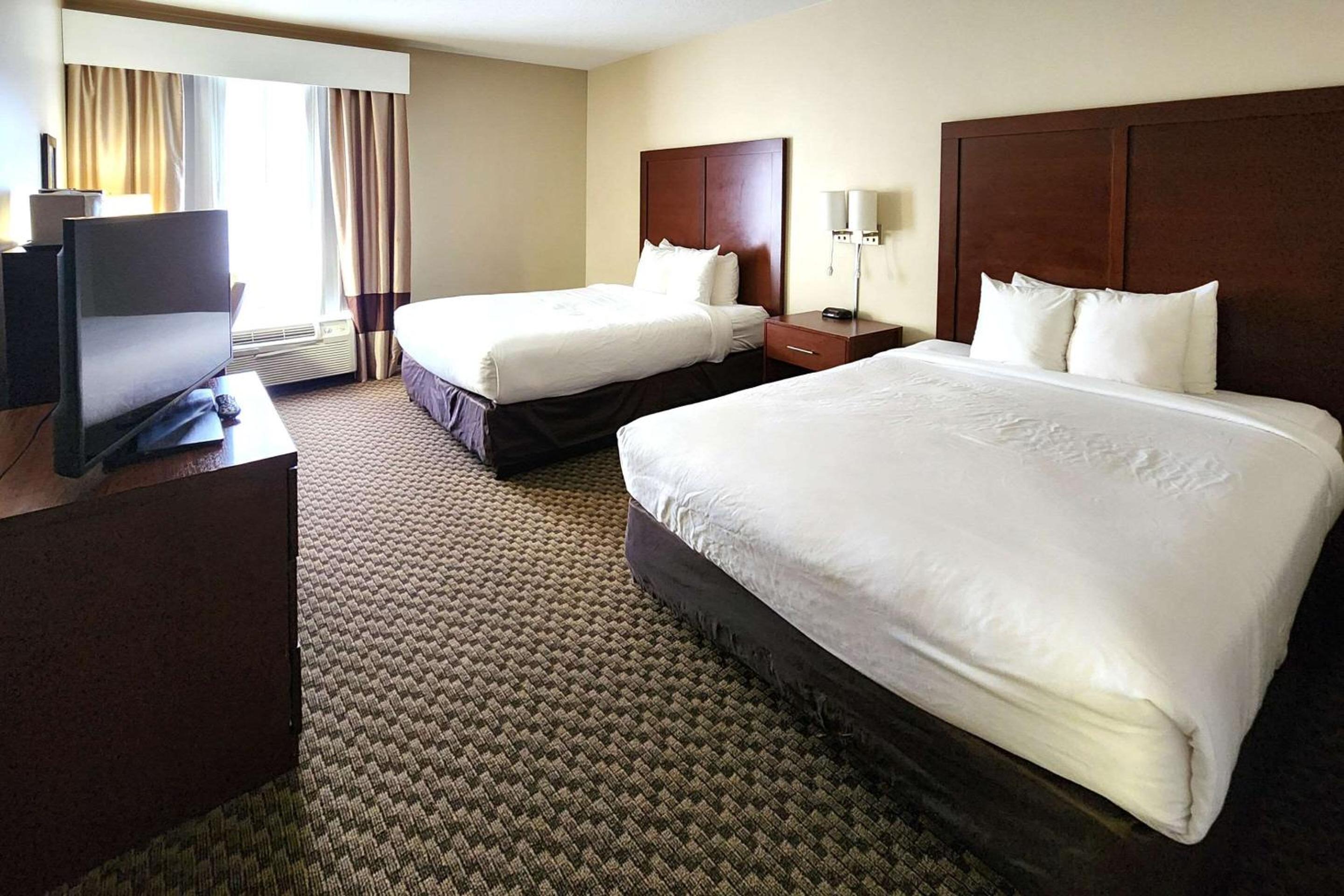 Queen Room with Two Queen Beds - Non-Smoking - Photo 1