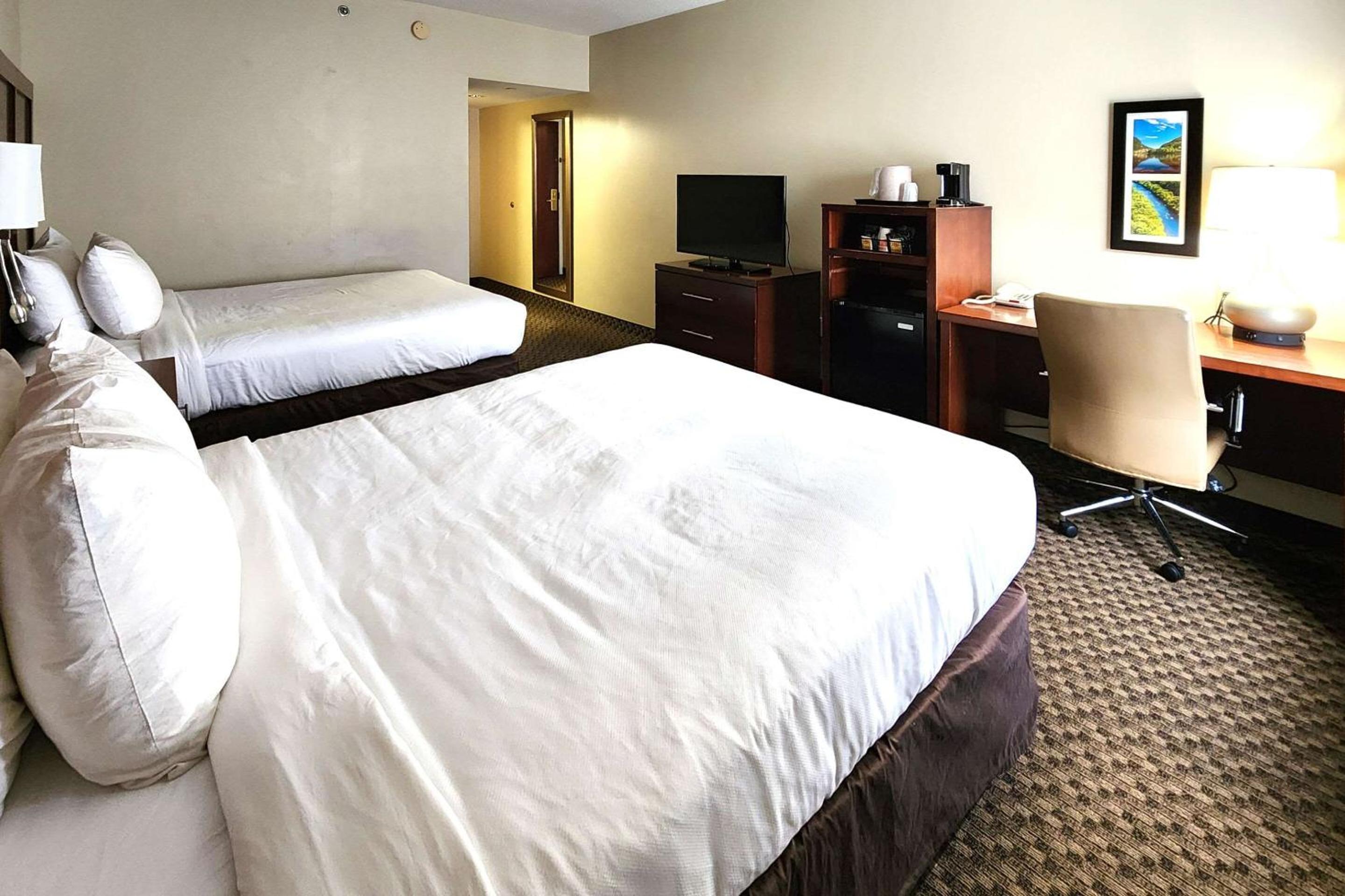 Queen Room with Two Queen Beds - Non-Smoking - Photo 7