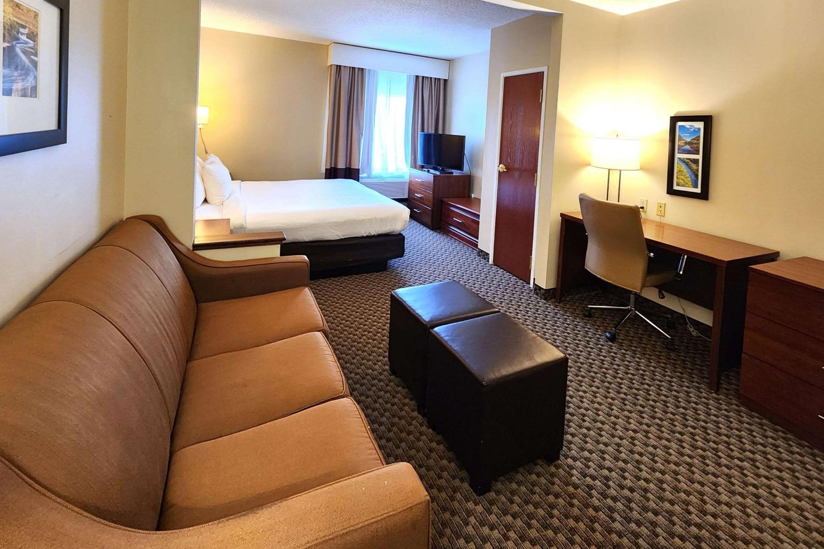 King Suite - Non-Smoking - Photo 3