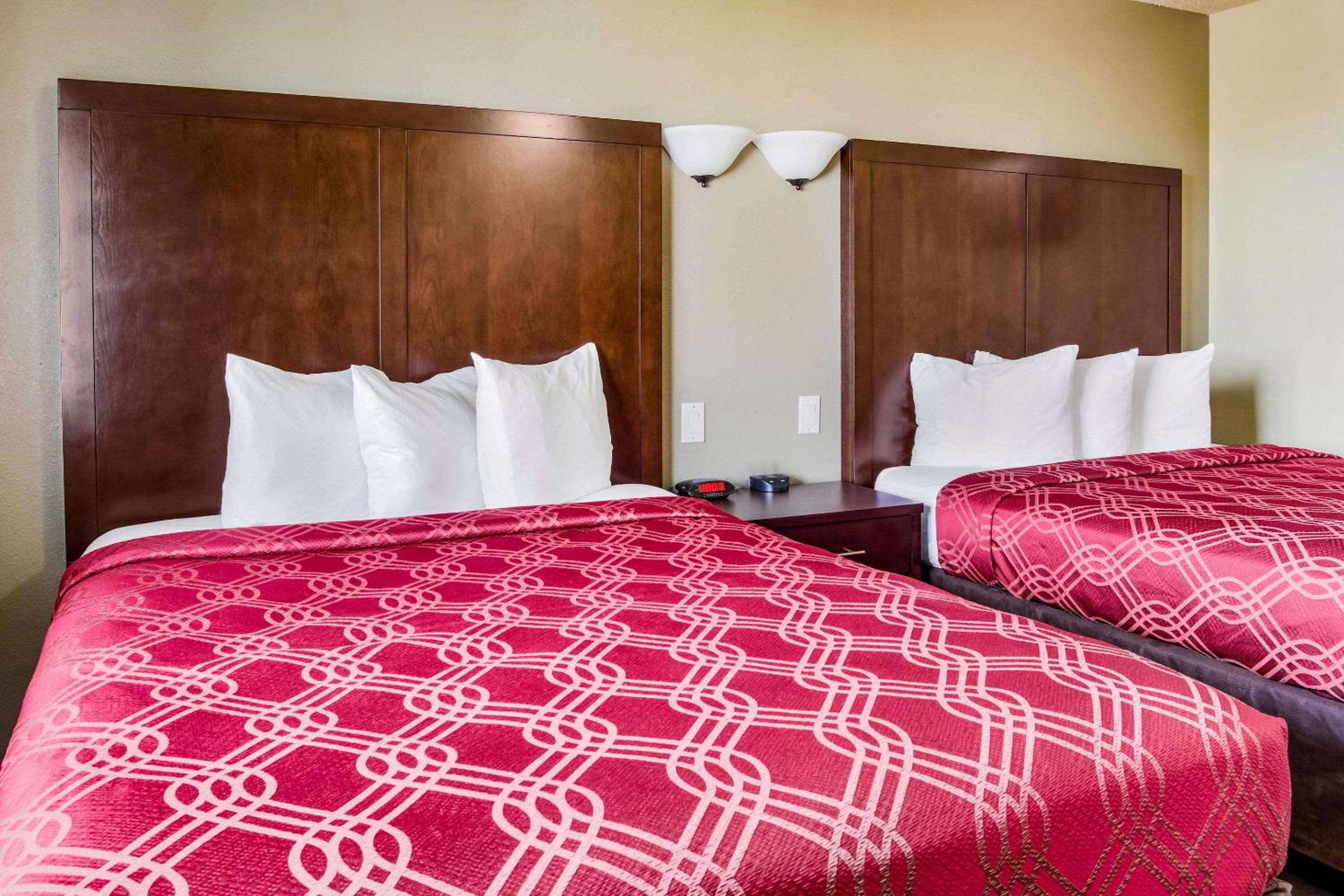 Queen Room with Two Queen Beds with Ocean View - Non Smoking - Photo 4