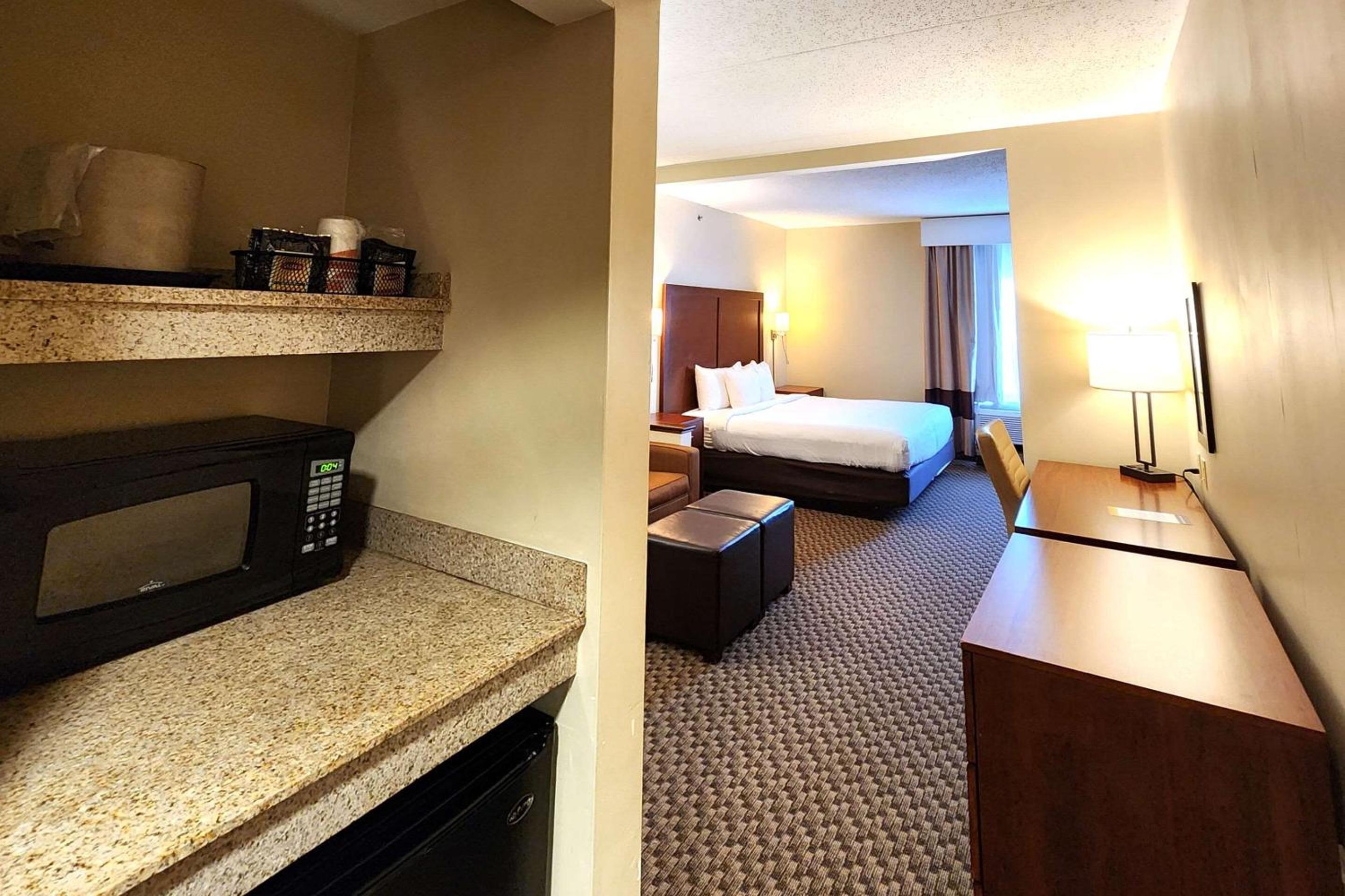 King Suite - Non-Smoking - Photo 4
