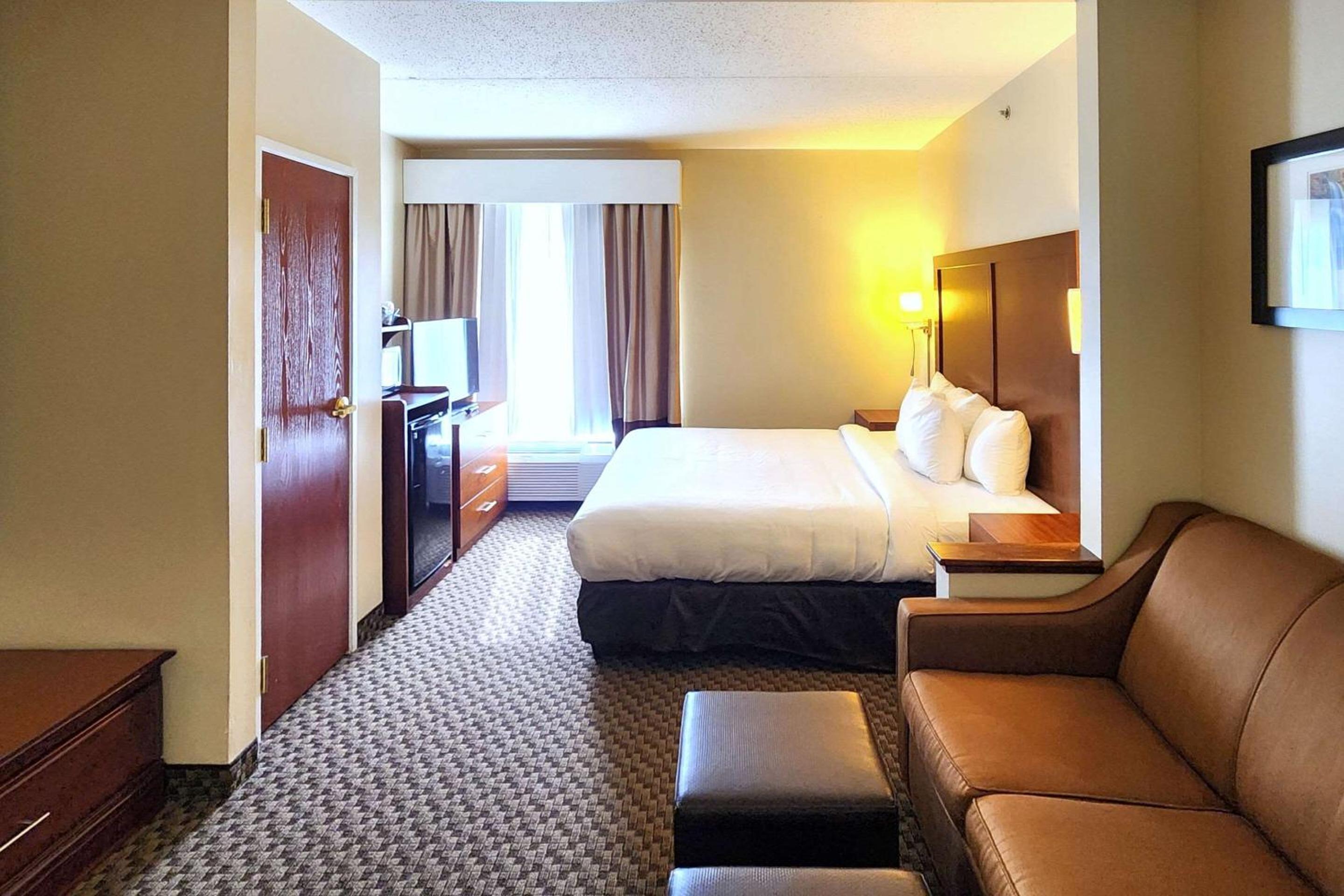 King Suite - Accessible/Non-Smoking photo 1