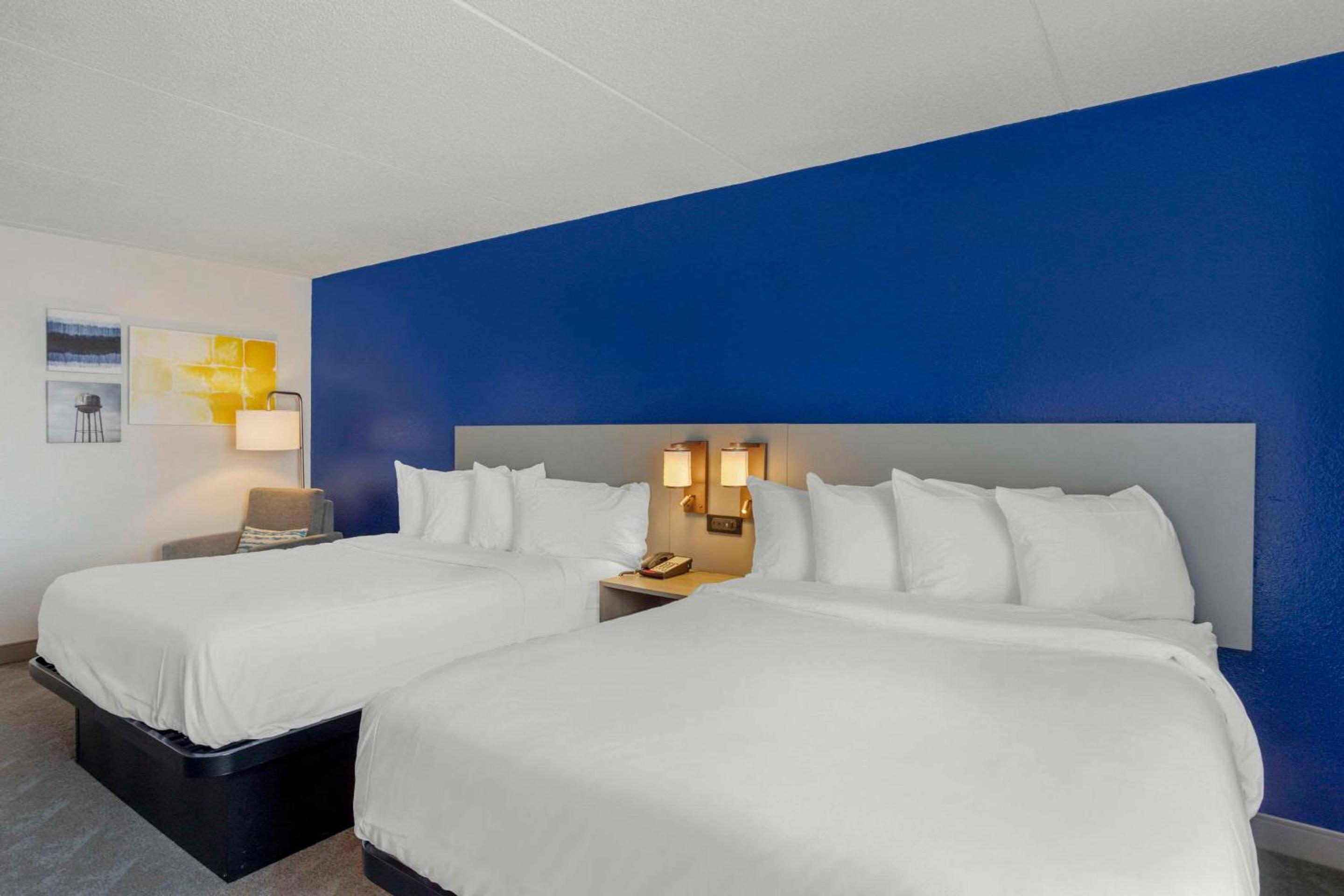 Standard Queen Room with Two Queen Beds - Non Smoking  - Photo 2