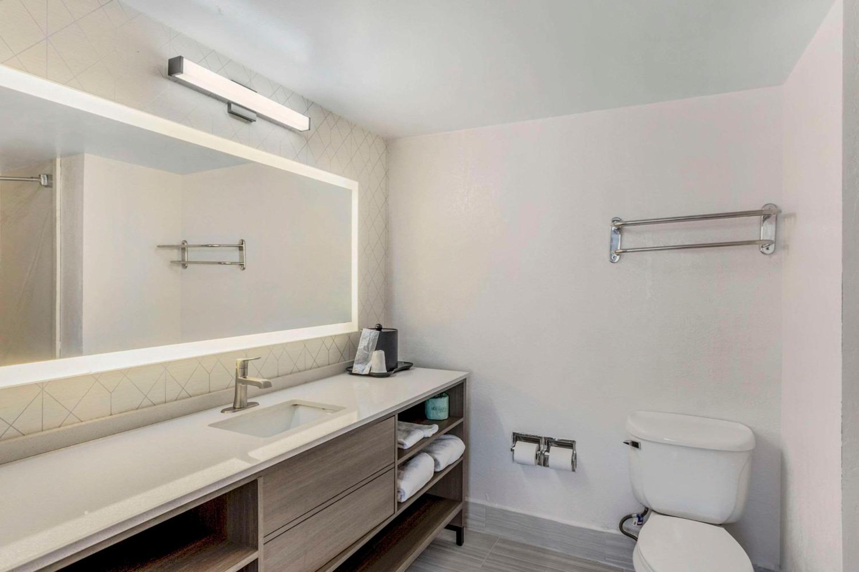 Standard Queen Room with Two Queen Beds - Non Smoking  - Photo 4