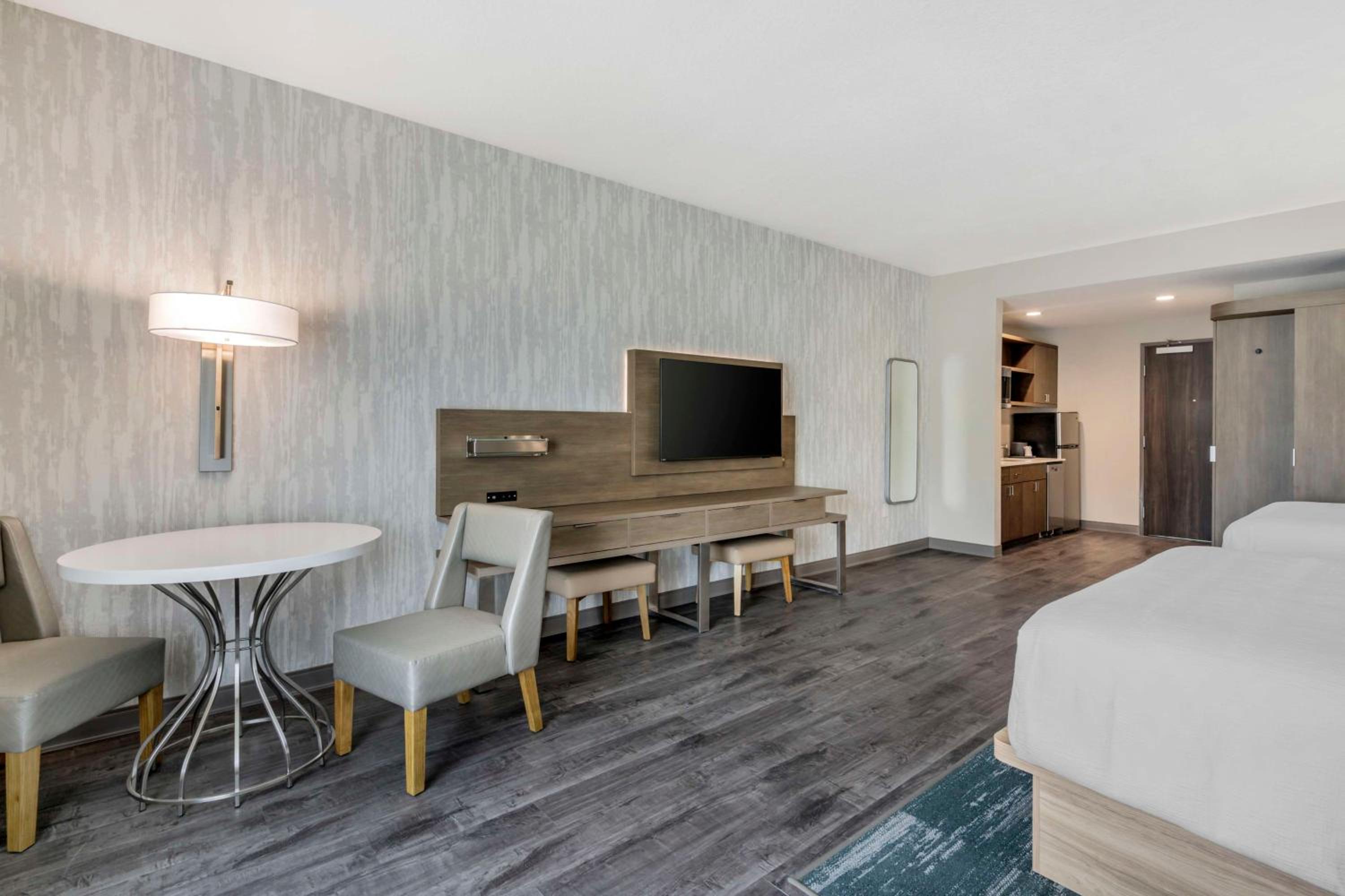 Queen Room with Two Queen Beds and Kitchen - Non-Smoking - Photo 3