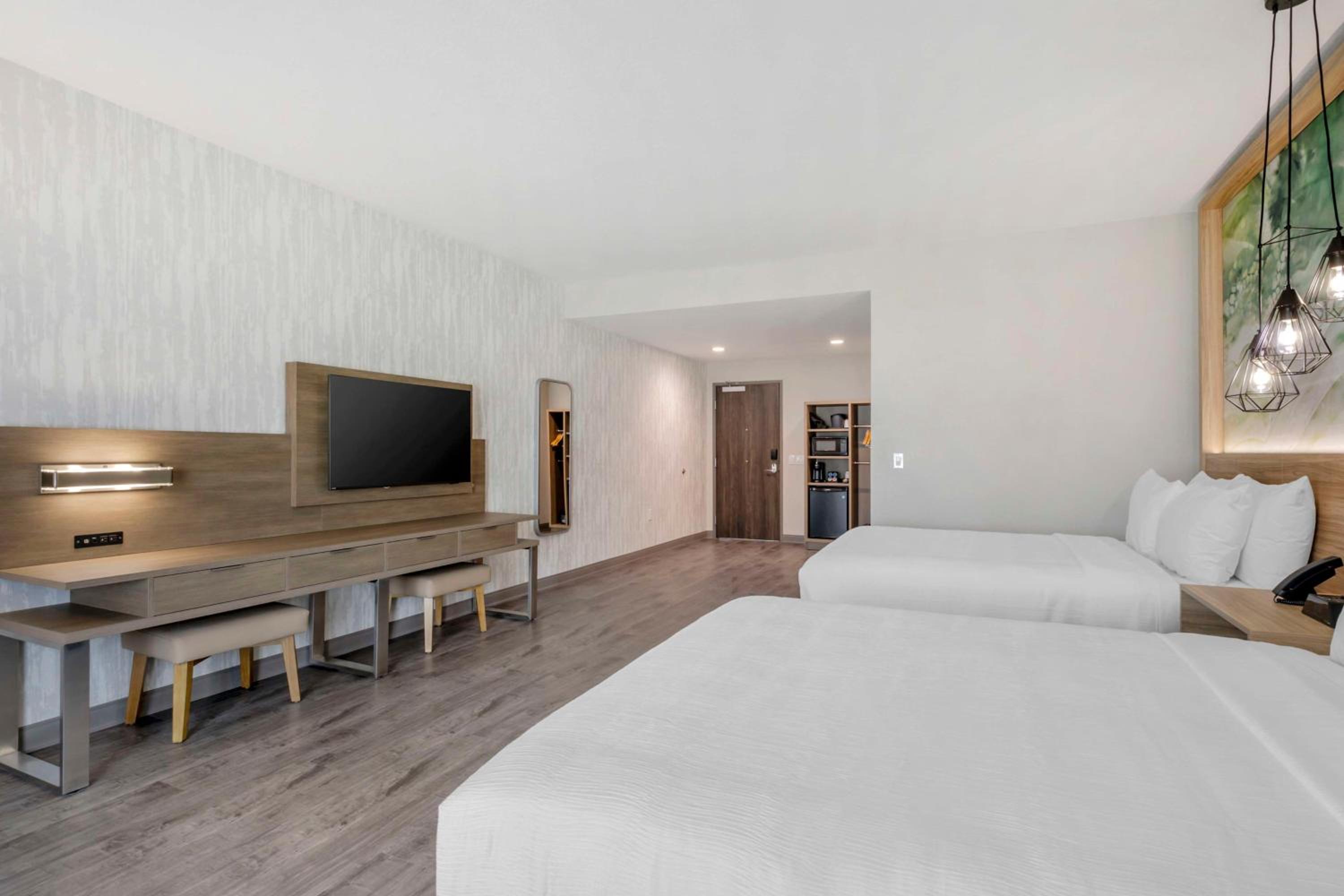 Queen Room with Two Queen Beds and Roll-In Shower - Disability Access - Photo 2