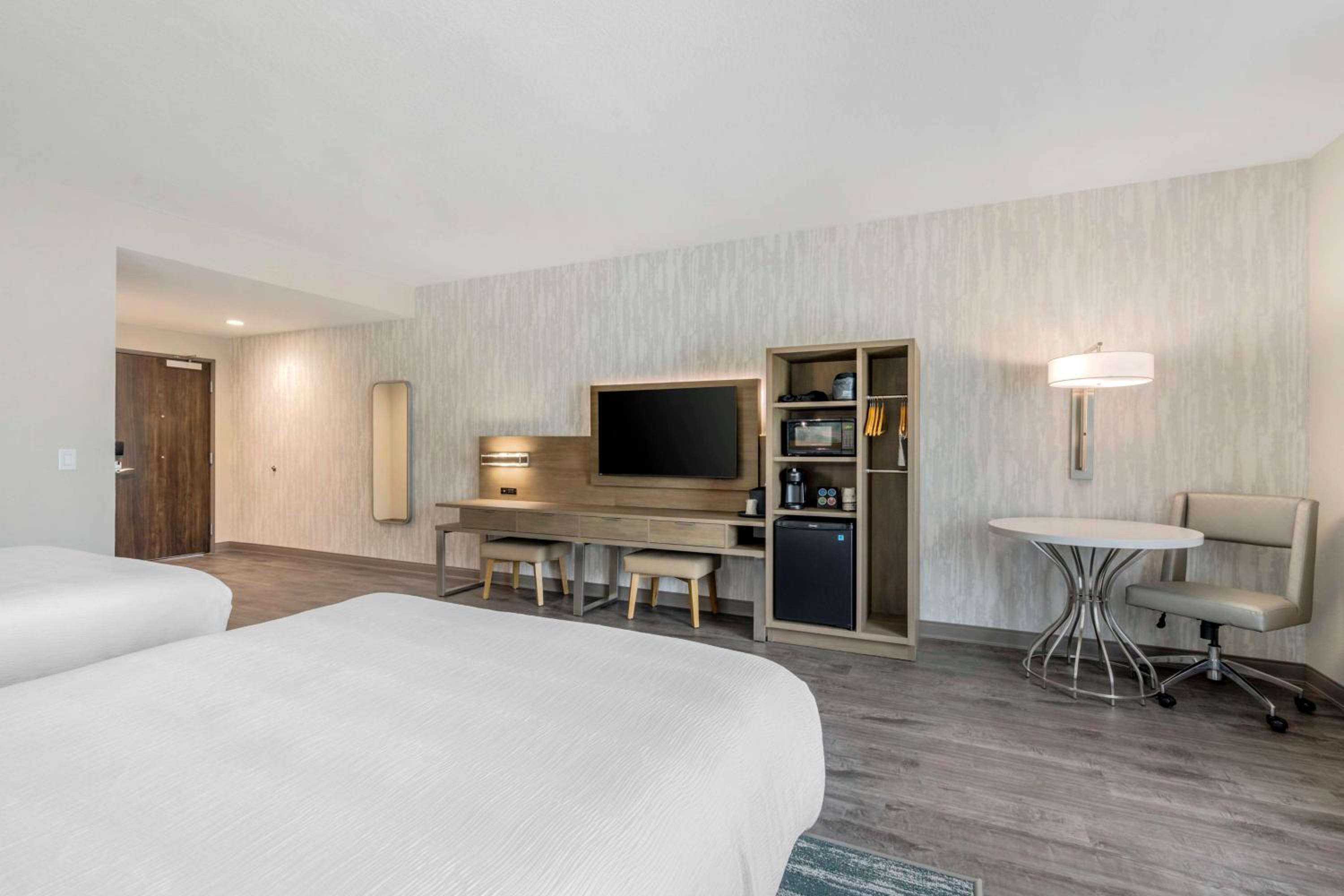 Queen Room with Two Queen Beds and Bath Tub - Disability Access - Photo 3
