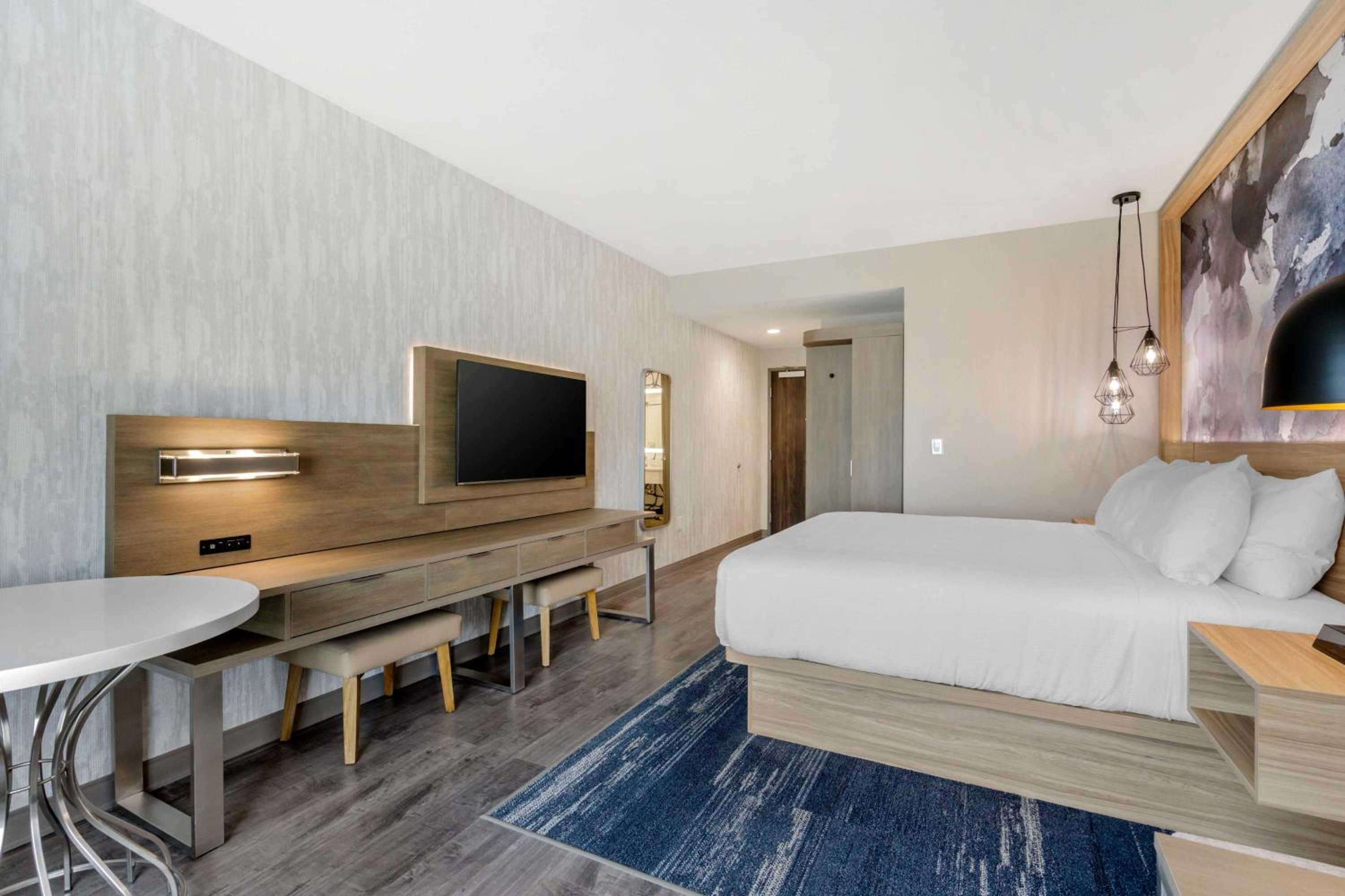 King Room with Walk-in Shower - Non-Smoking - Photo 2
