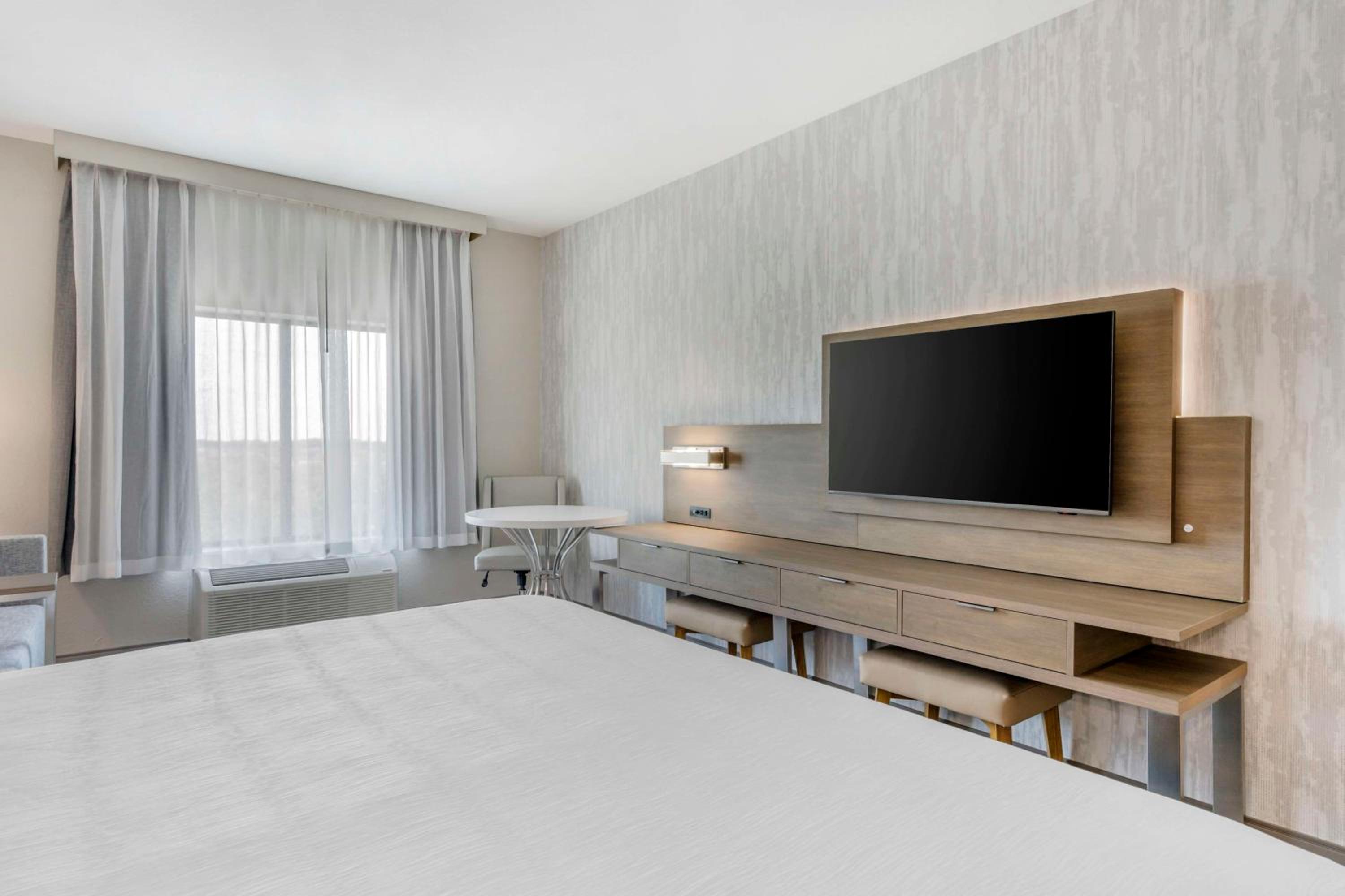 King Room with Walk-in Shower - Non-Smoking - Photo 4