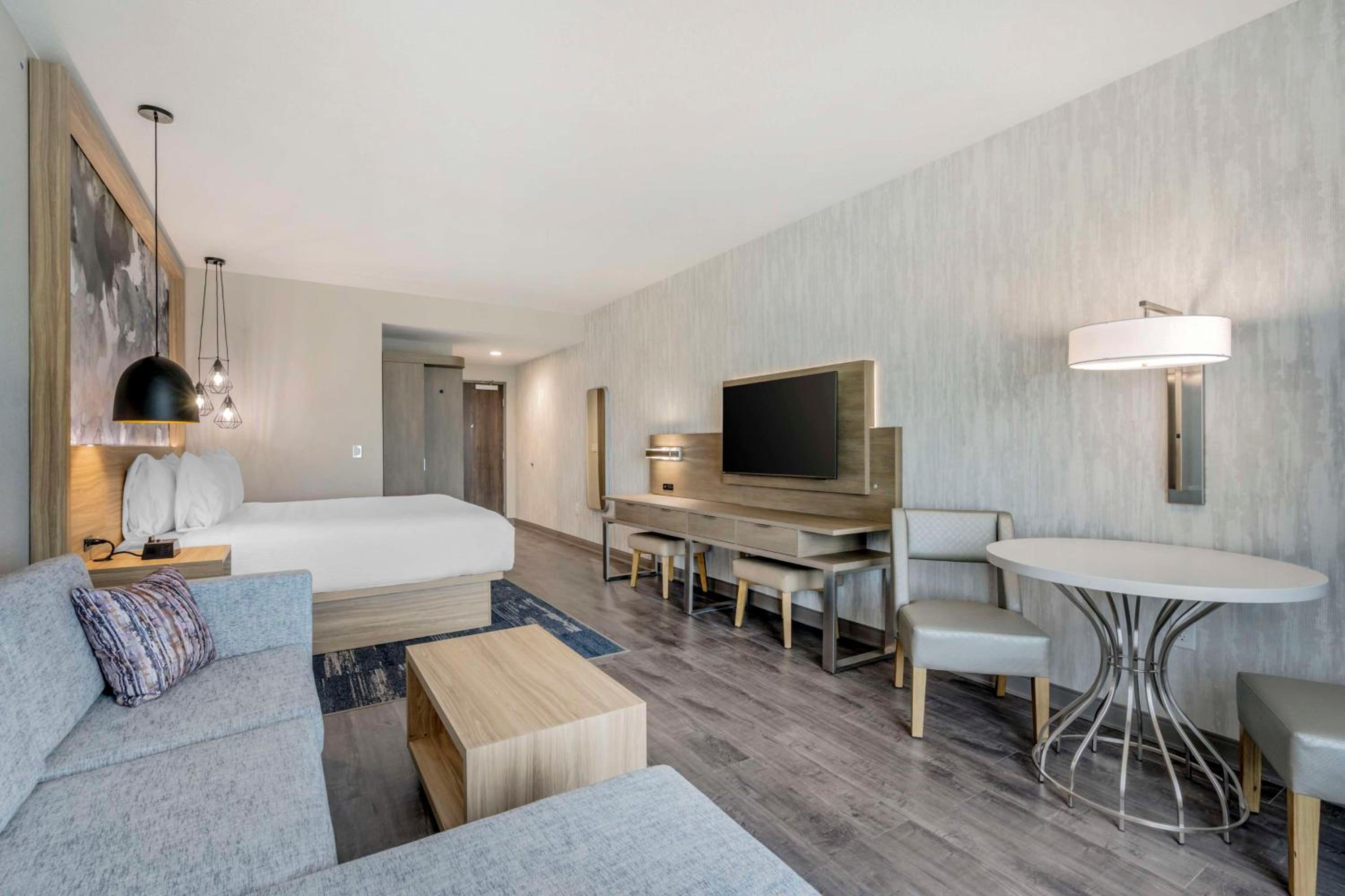 King Suite with Sofa Bed and Walk-In Shower - Non-Smoking - Photo 2