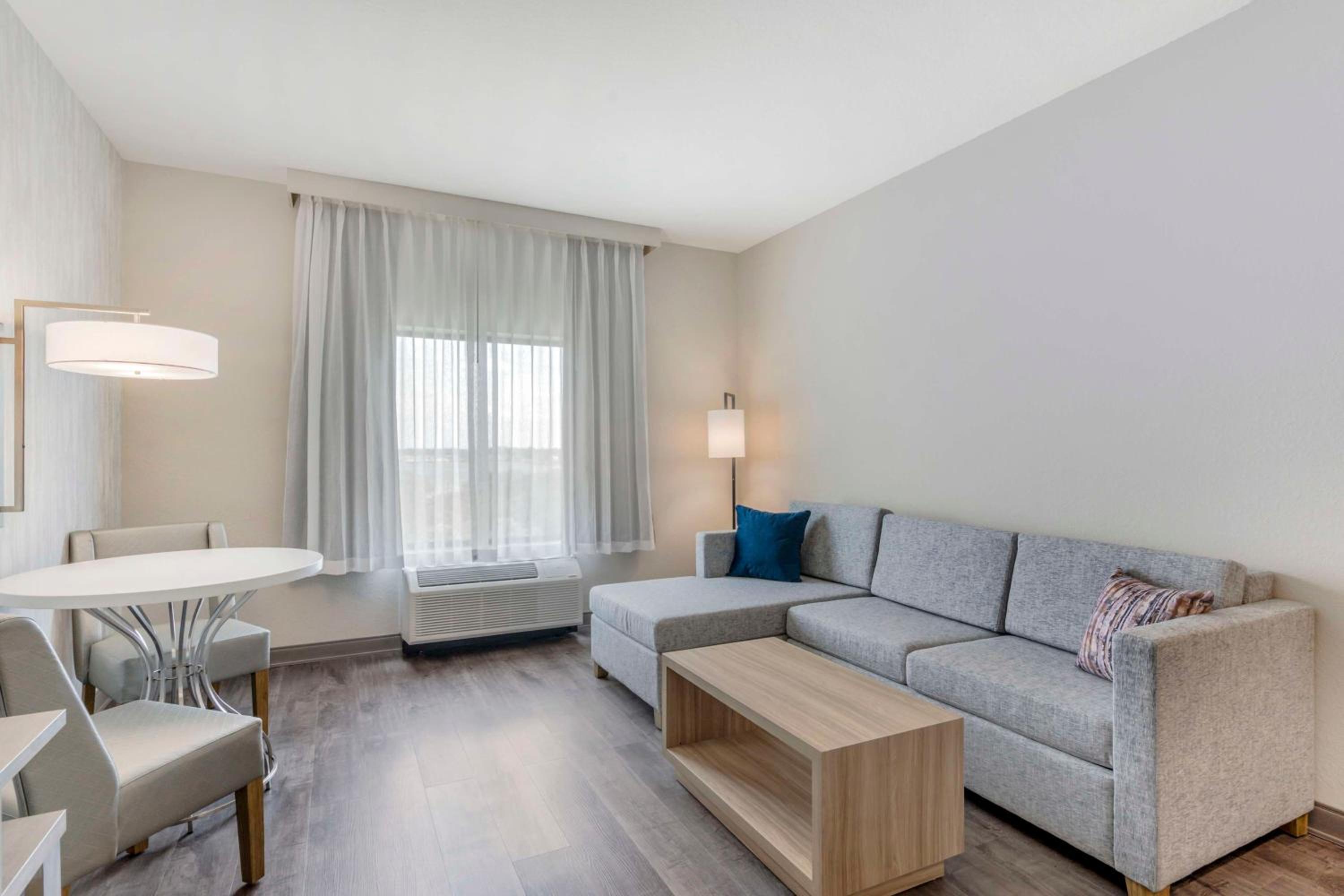 King Suite with Sofa Bed and Walk-In Shower - Non-Smoking - Photo 3