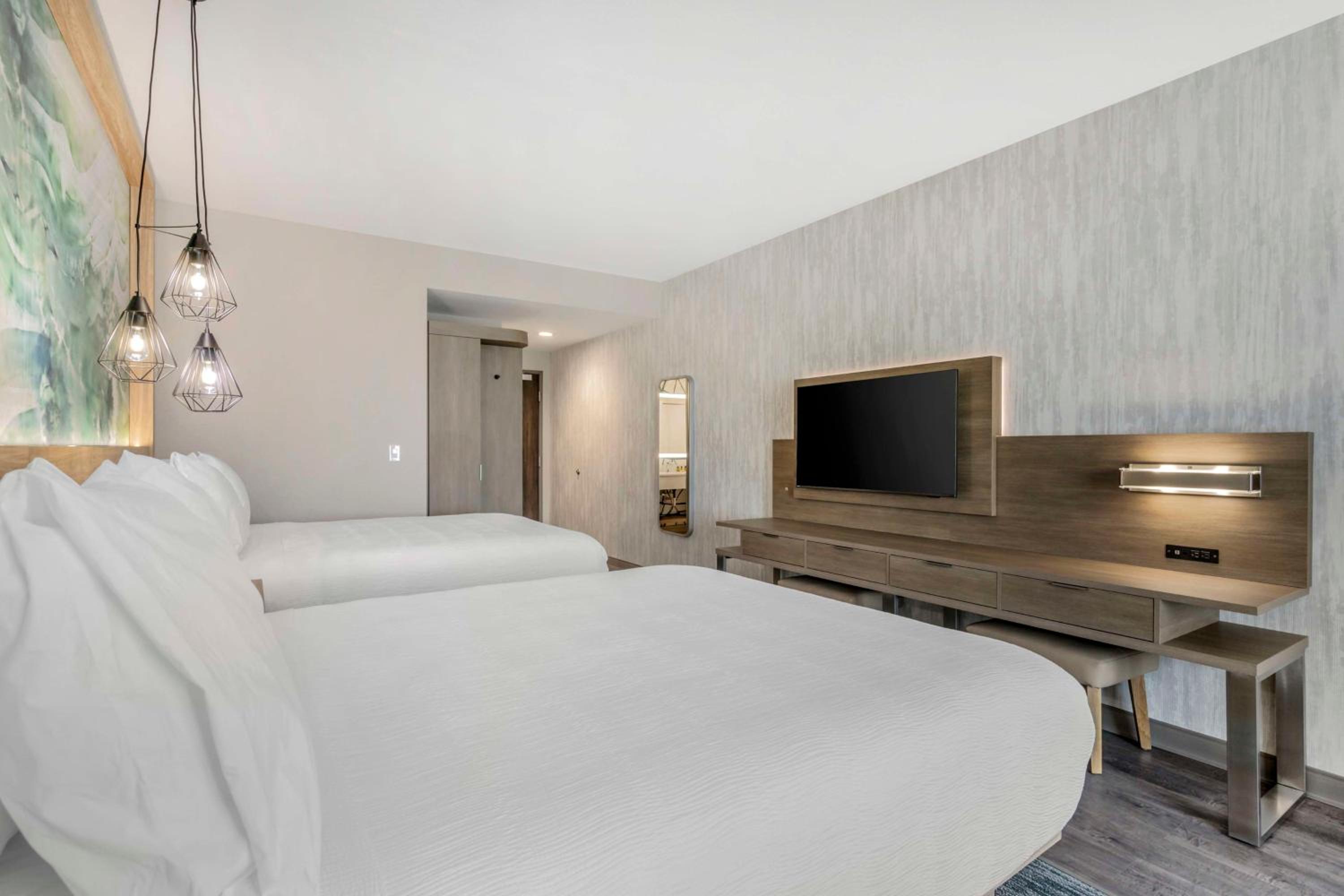 Queen Room with Two Queen Beds - Non-Smoking - Photo 2