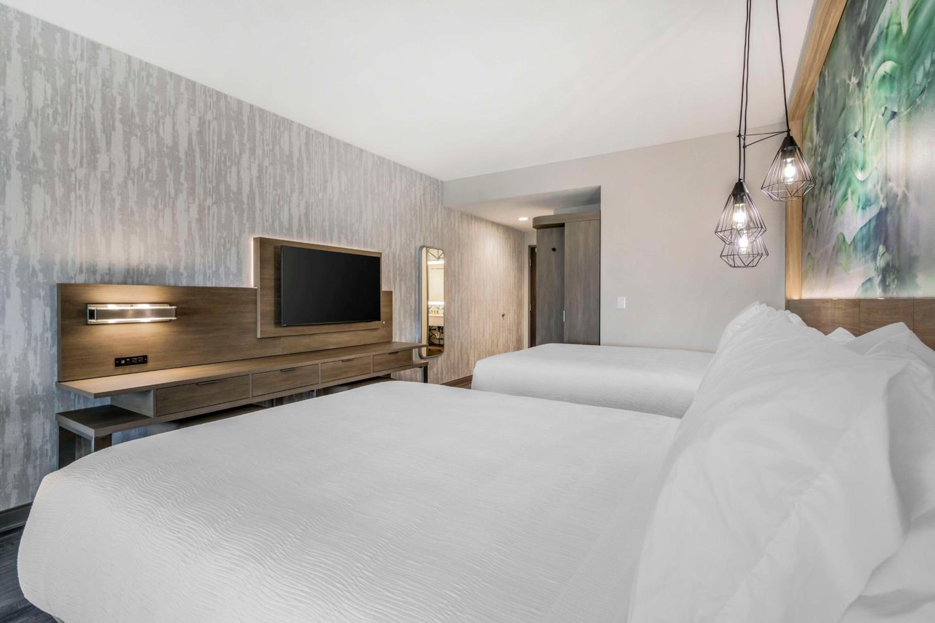 Queen Suite with Two Queen Beds - Non-Smoking - Photo 3