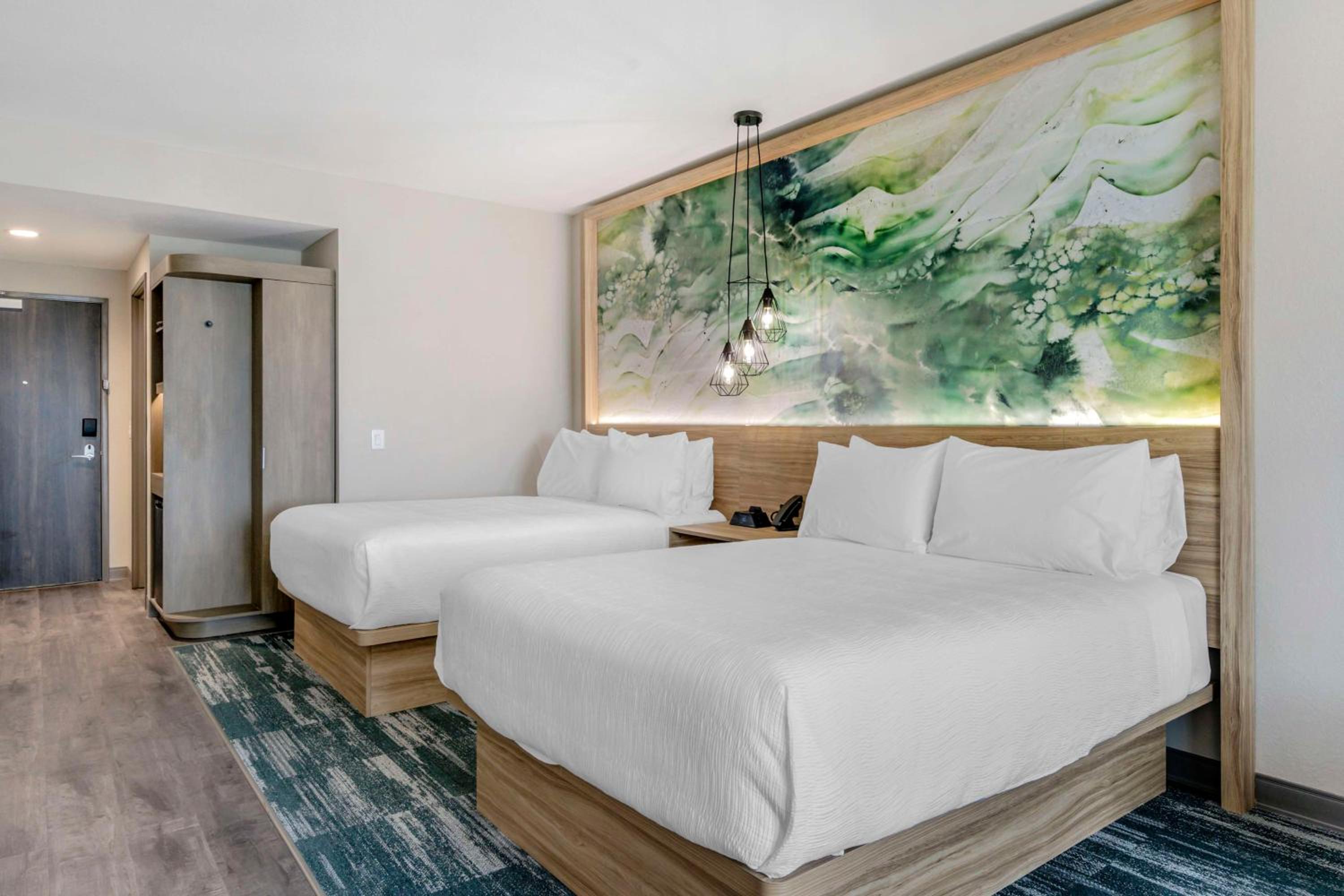 Large Queen Room with Two Queen Beds - Photo 2
