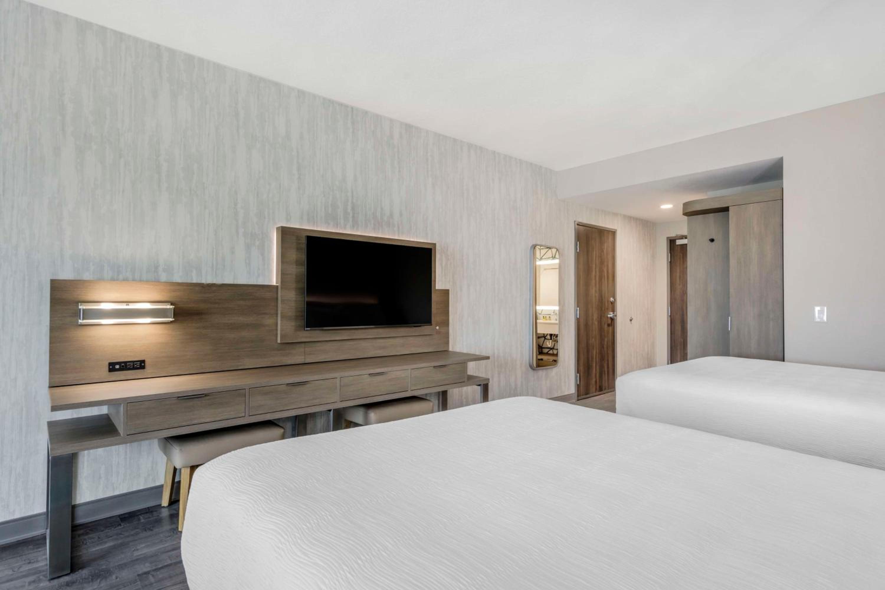 Large Queen Room with Two Queen Beds - Photo 3