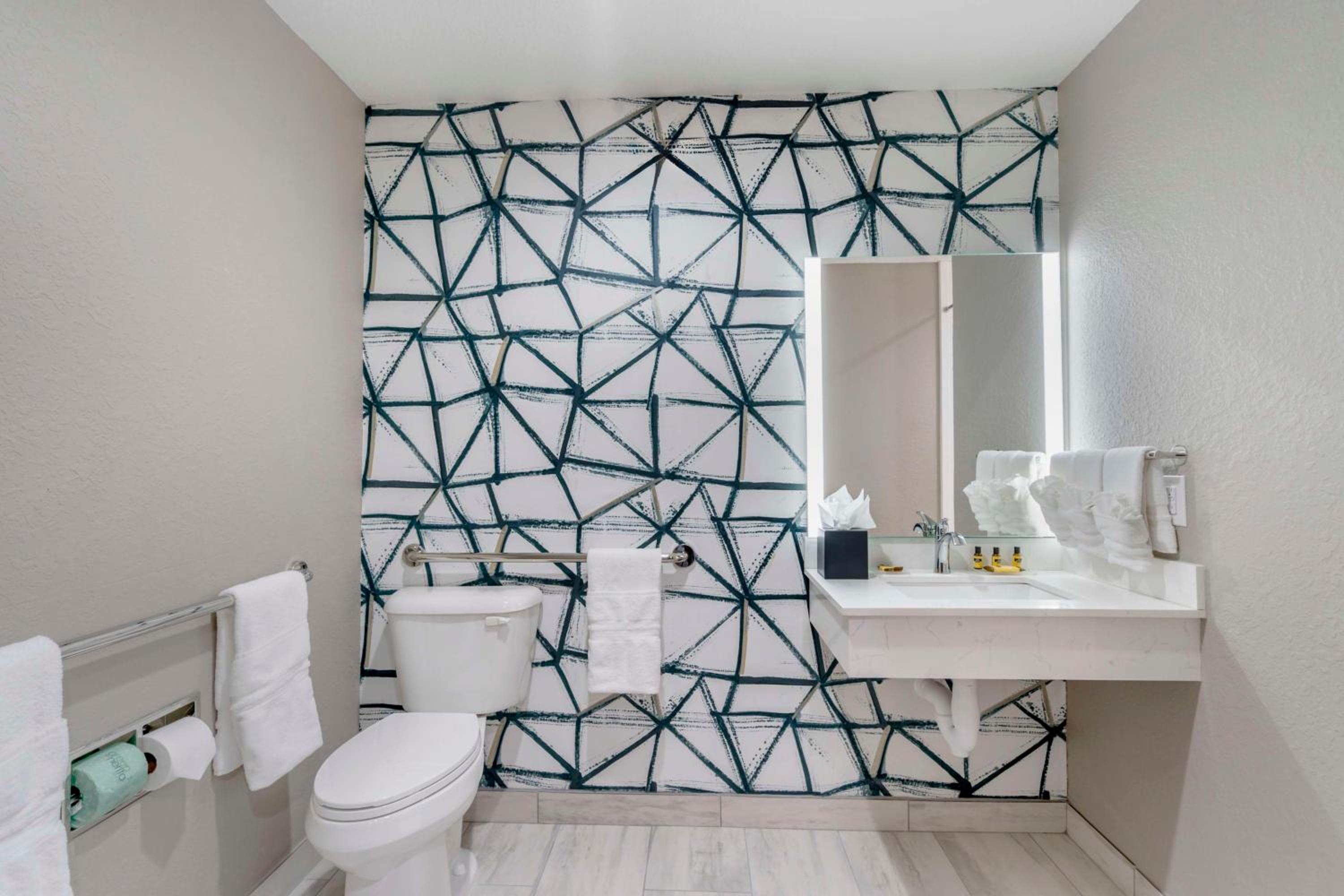 Queen Room with Two Queen Beds and Roll-In Shower - Disability Access - Photo 4
