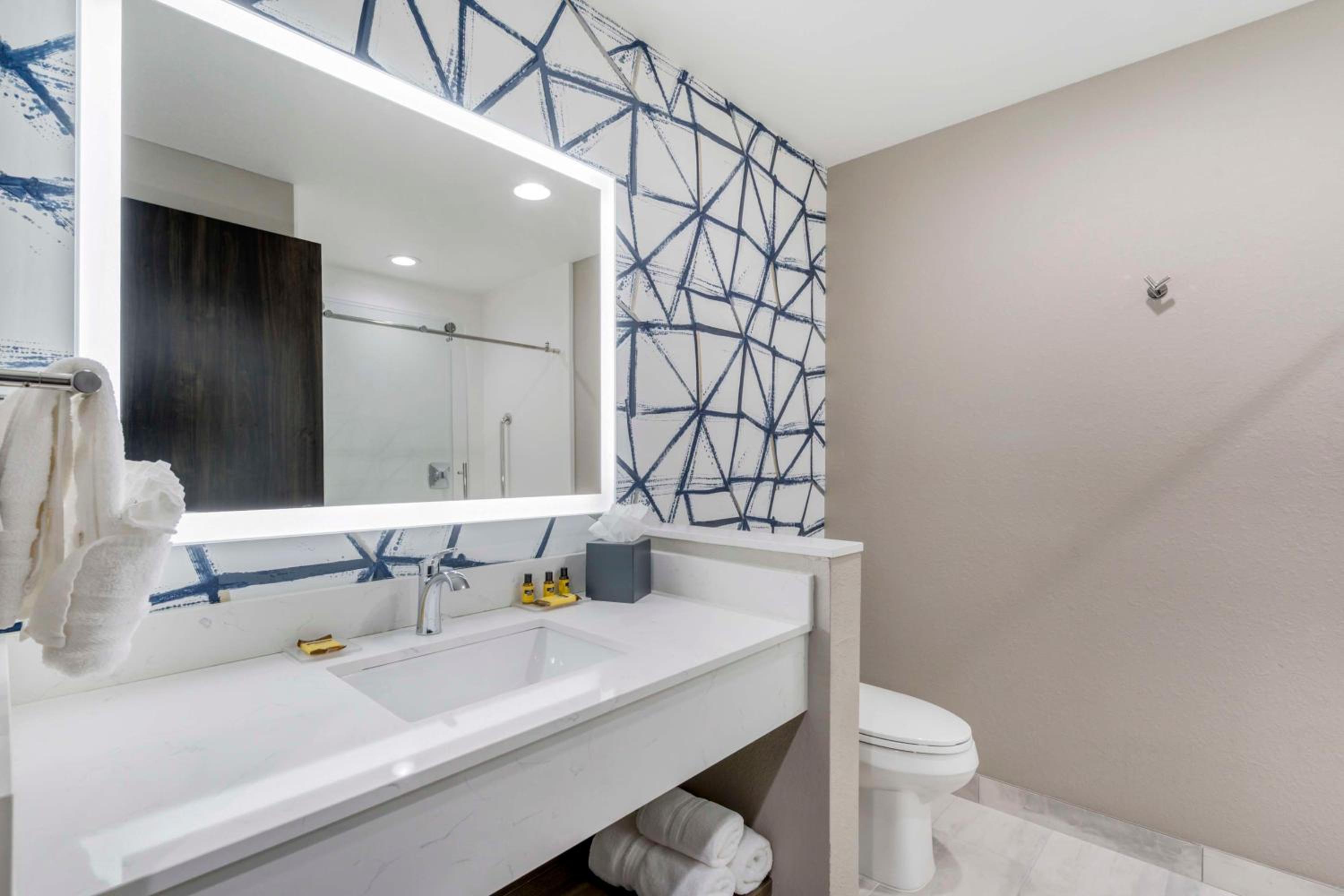 King Room with Walk-in Shower - Non-Smoking - Photo 3