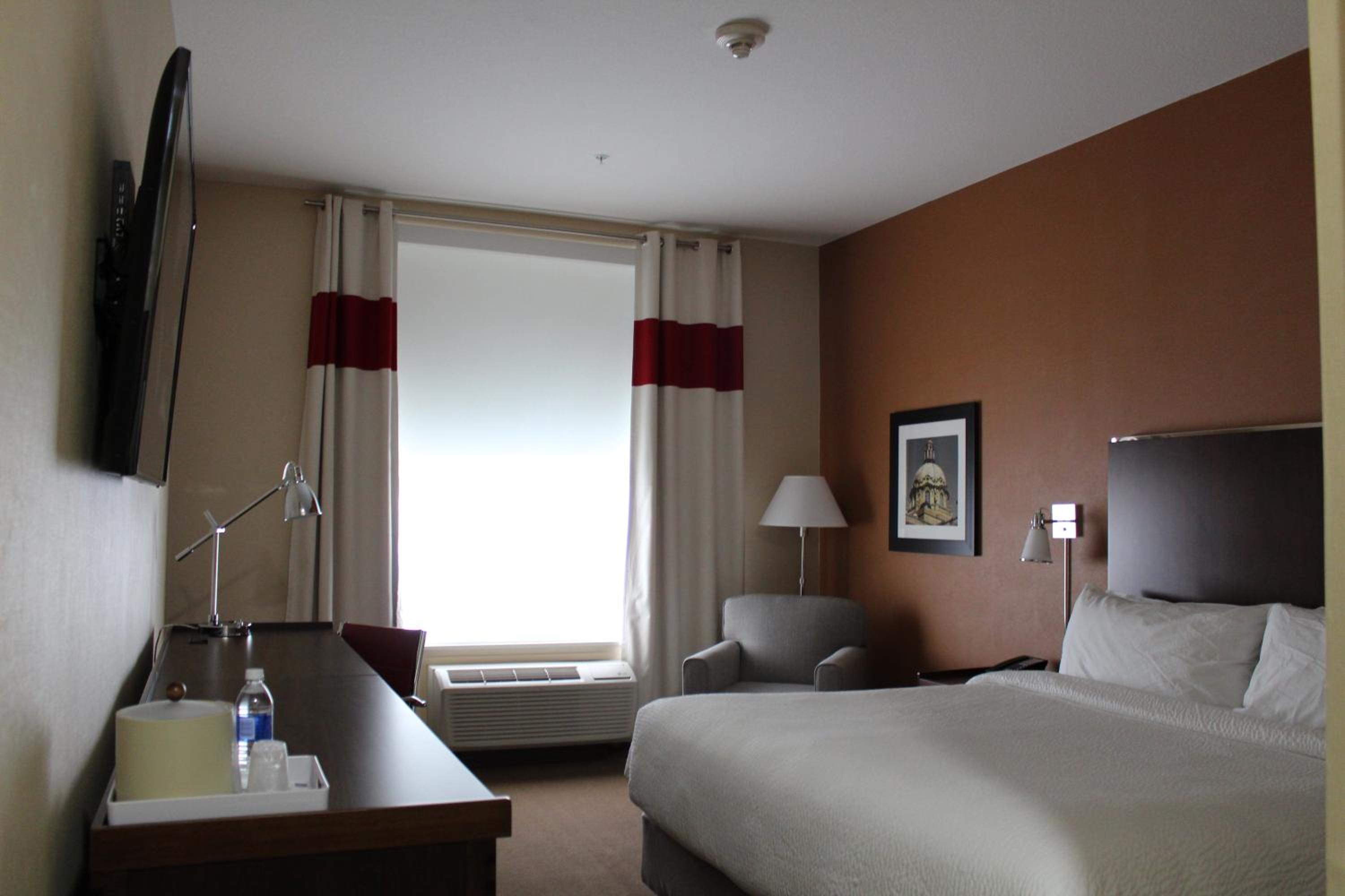 Guest Room, 1 King thumbnail 6