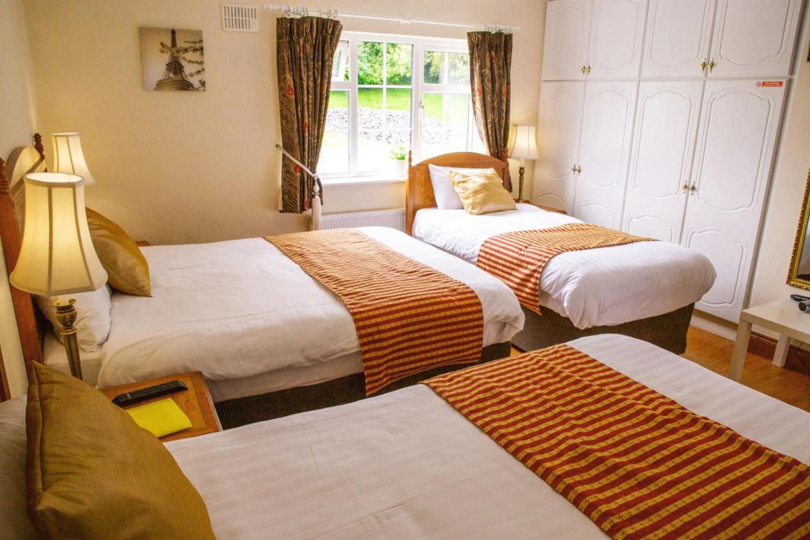 Quadruple Room with Private Bathroom - Photo 1