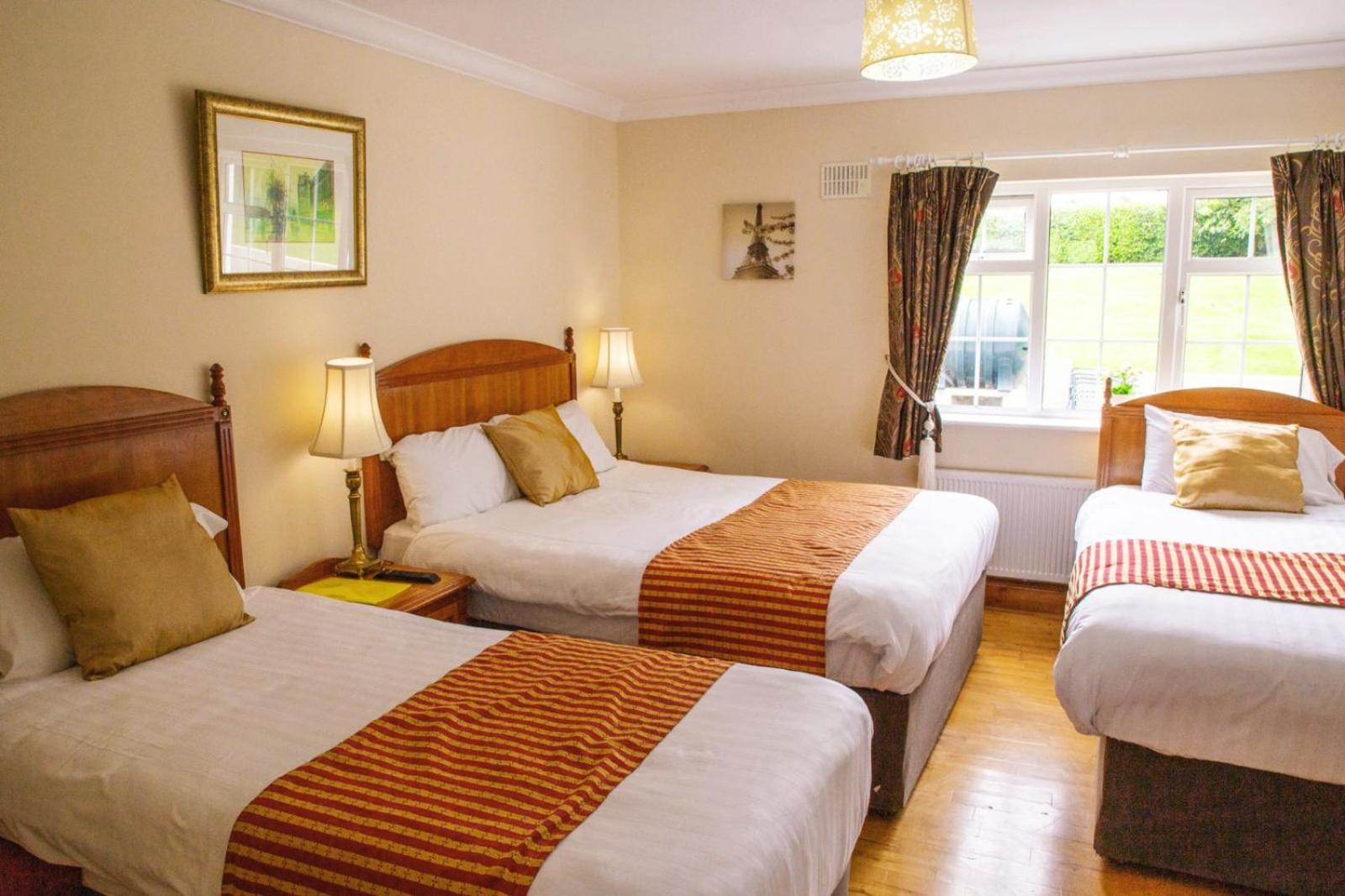 Quadruple Room with Private Bathroom - Photo 4