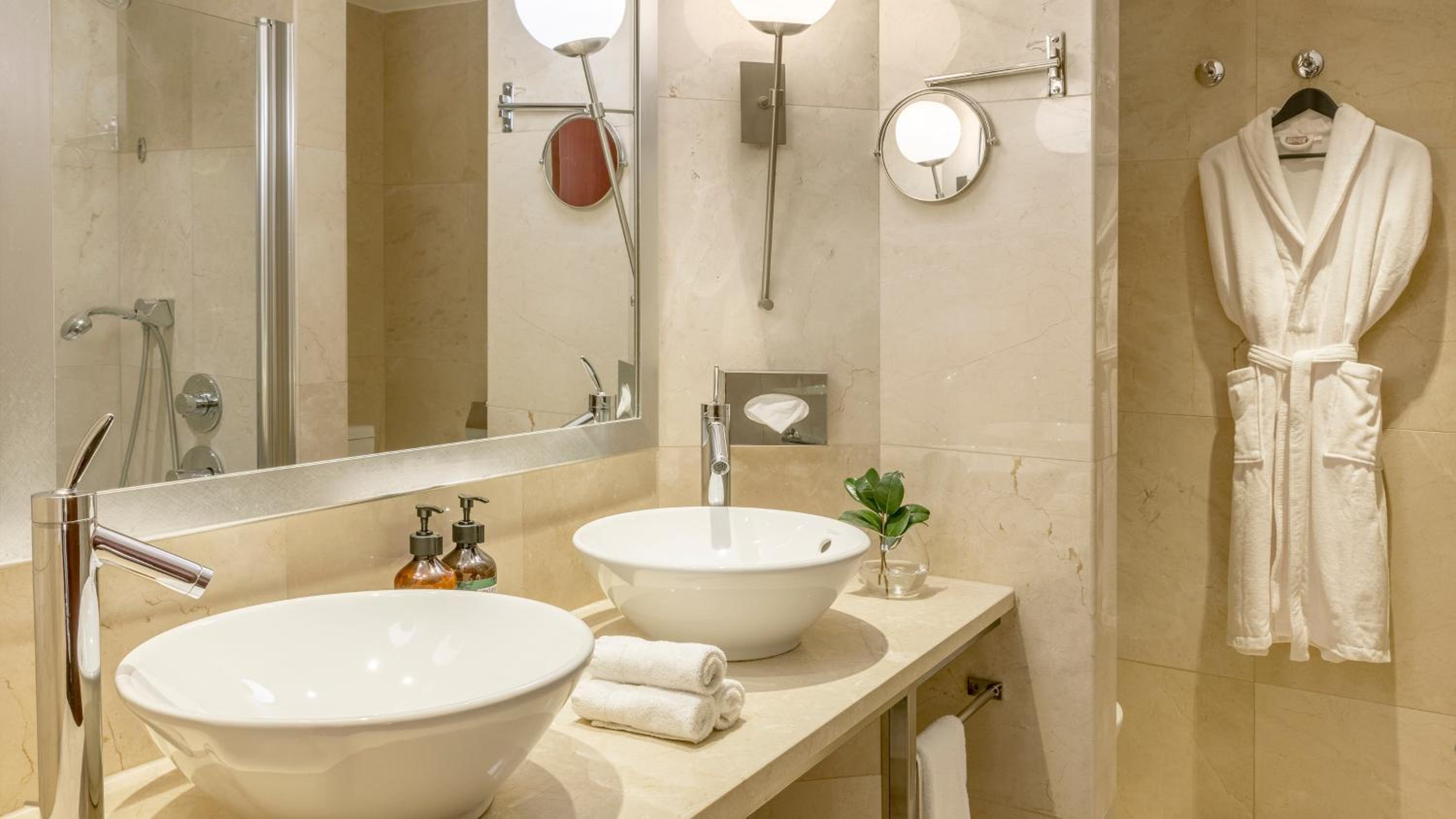 Junior King Suite - Photo 2