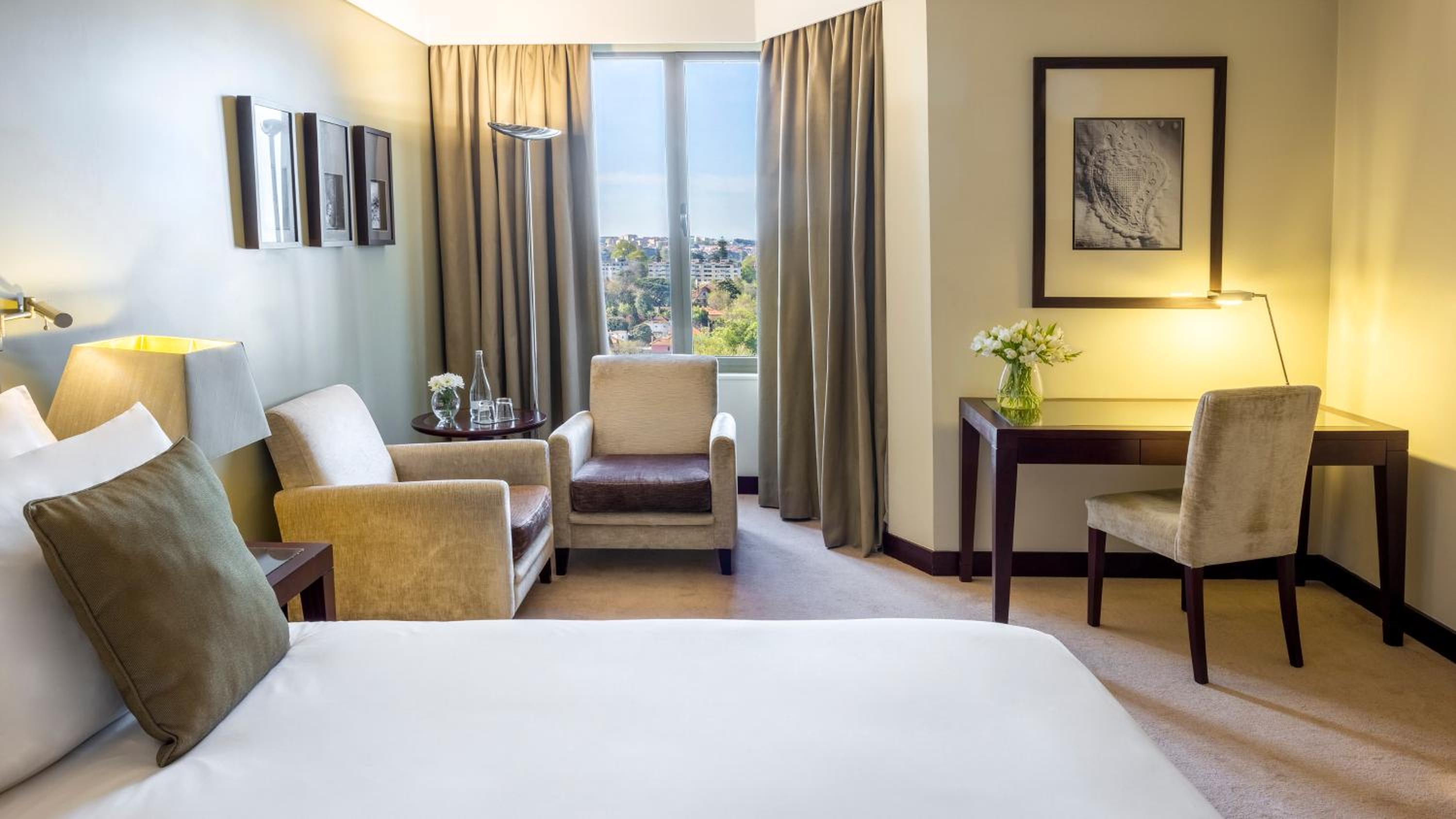 Standard Queen Room With City View