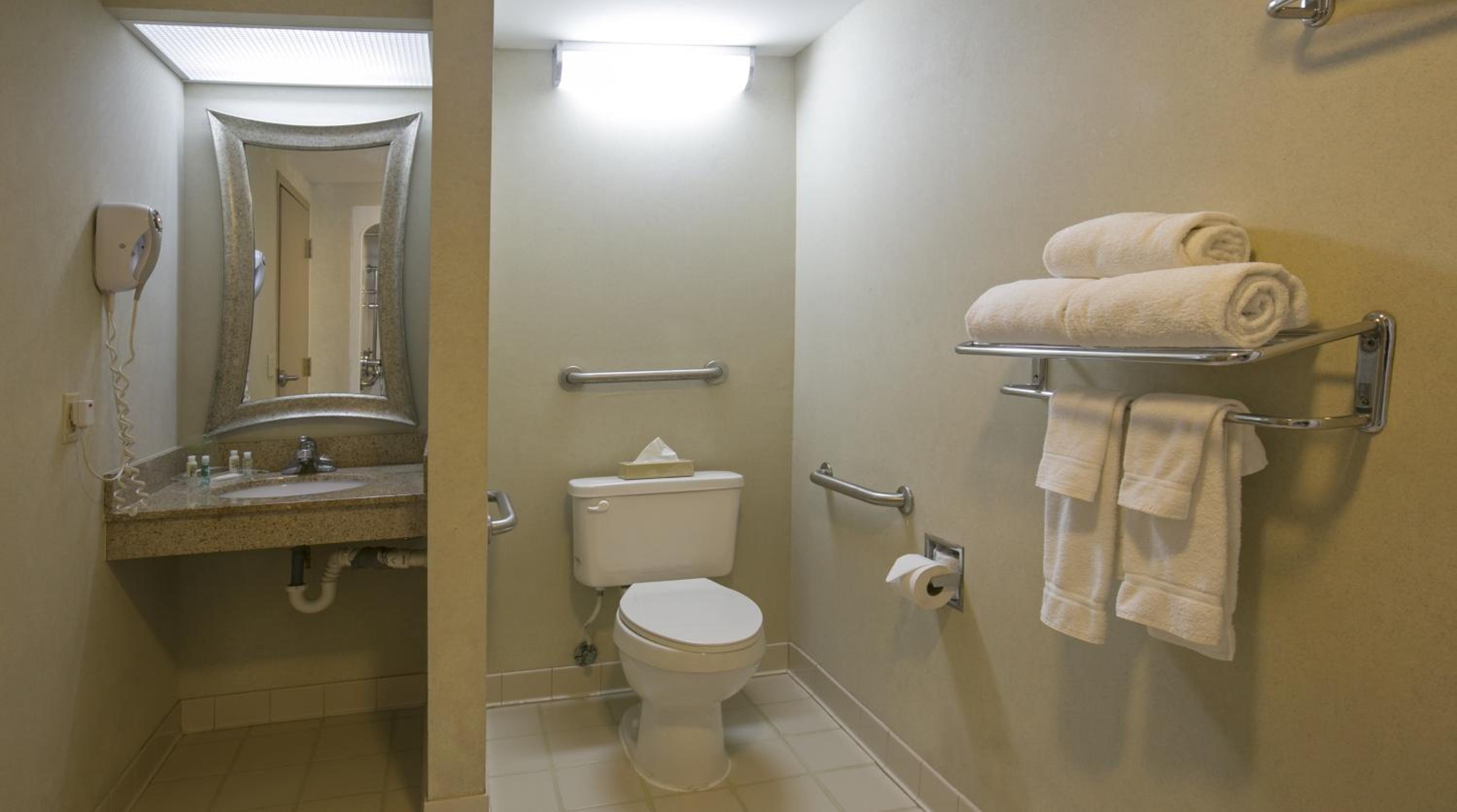 Standard King Room with Mobility Accessible Tub - Photo 4