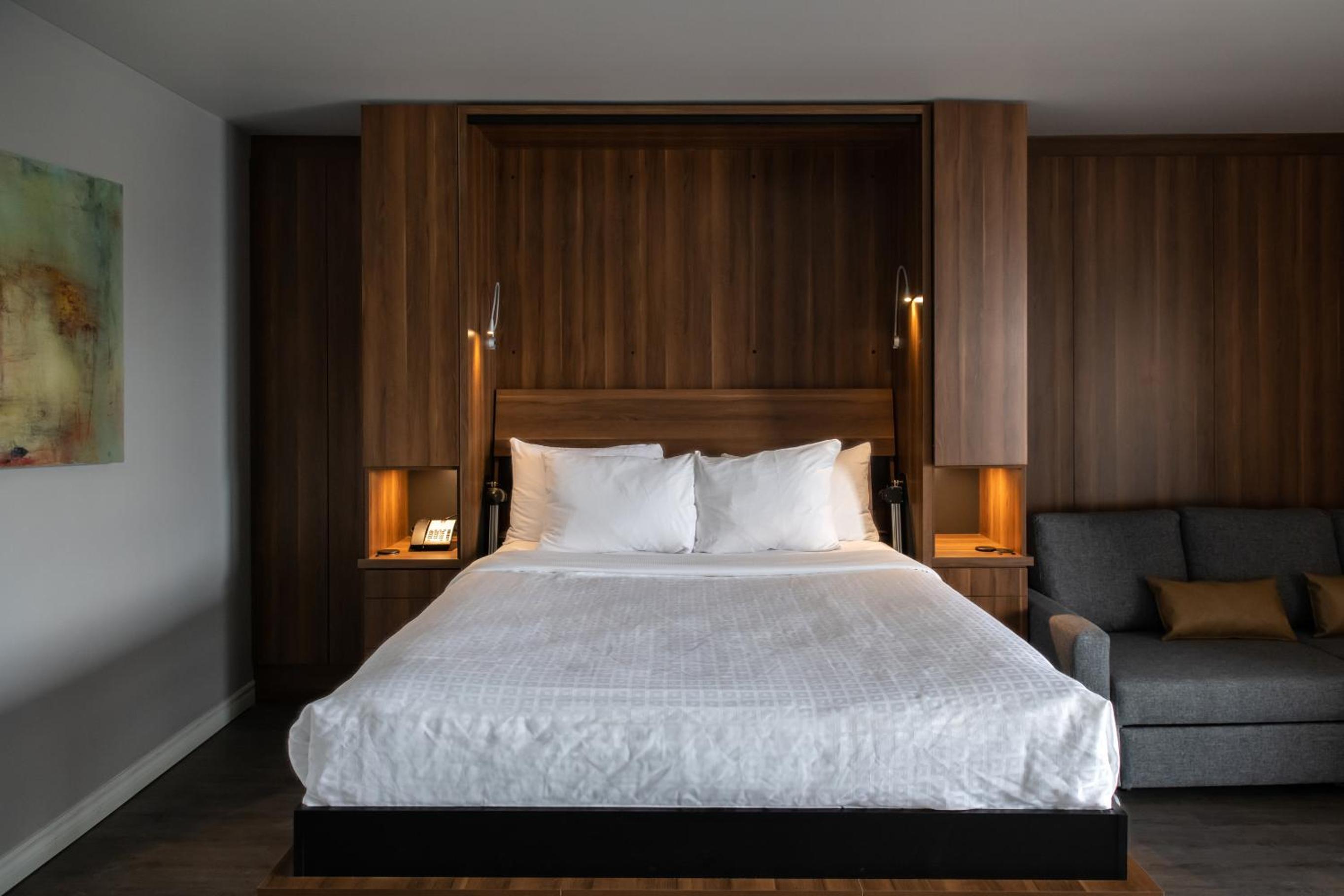 Deluxe Queen Room