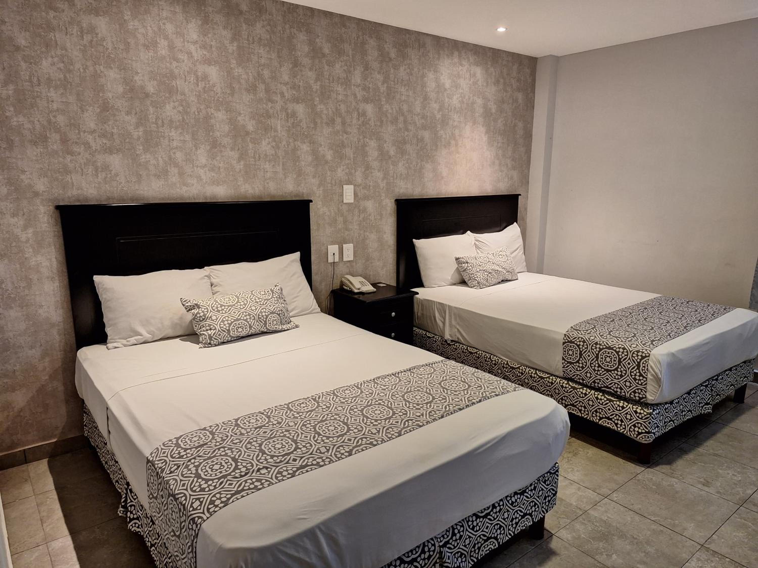 Standard Twin Room - Photo 8