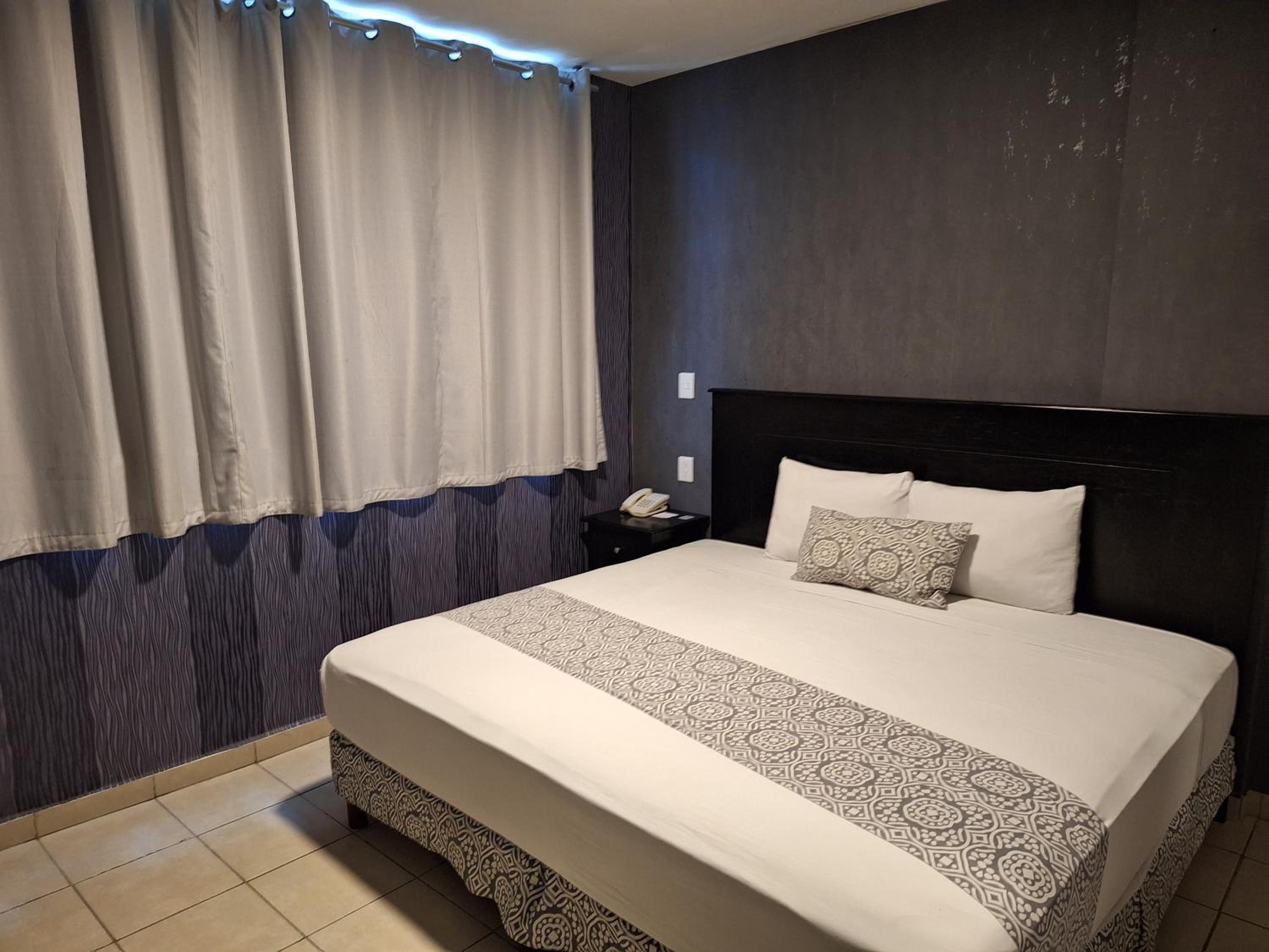 Standard King Room - Photo 5