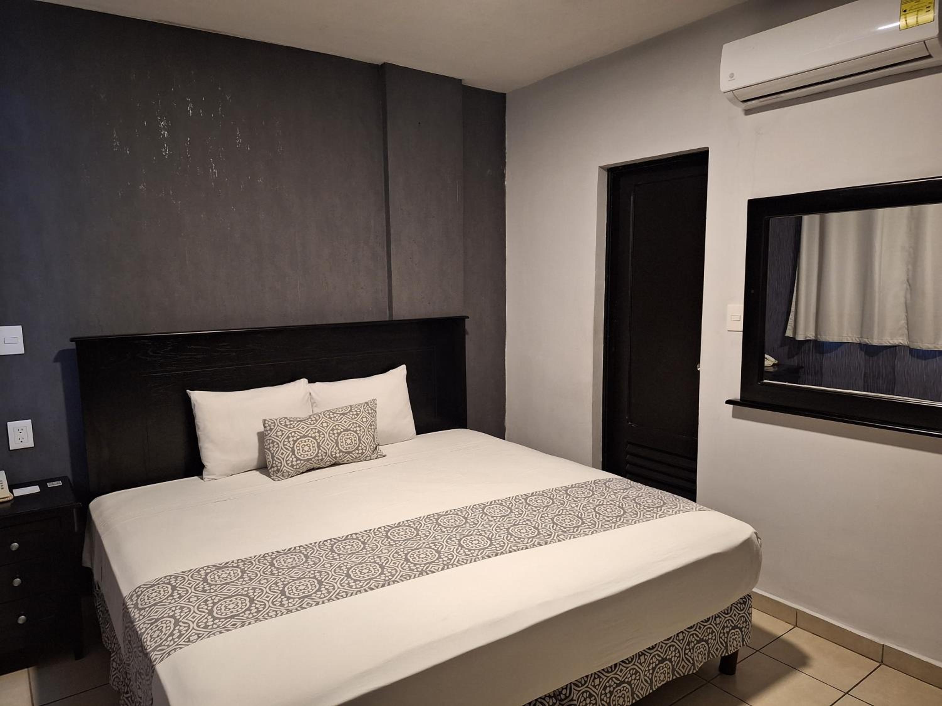 Standard King Room - Photo 8